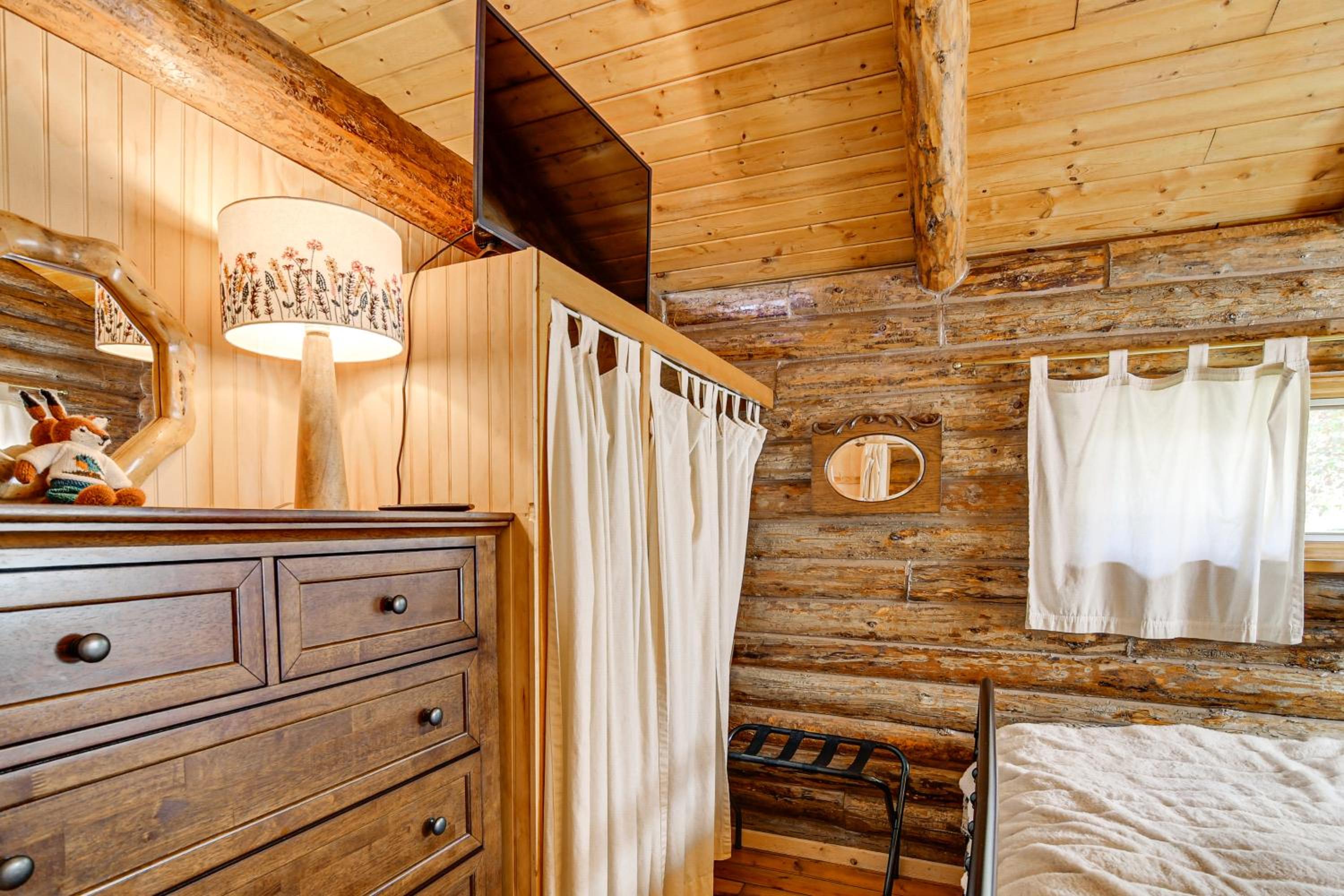 Private Beach! Lakefront Cabin in Panora