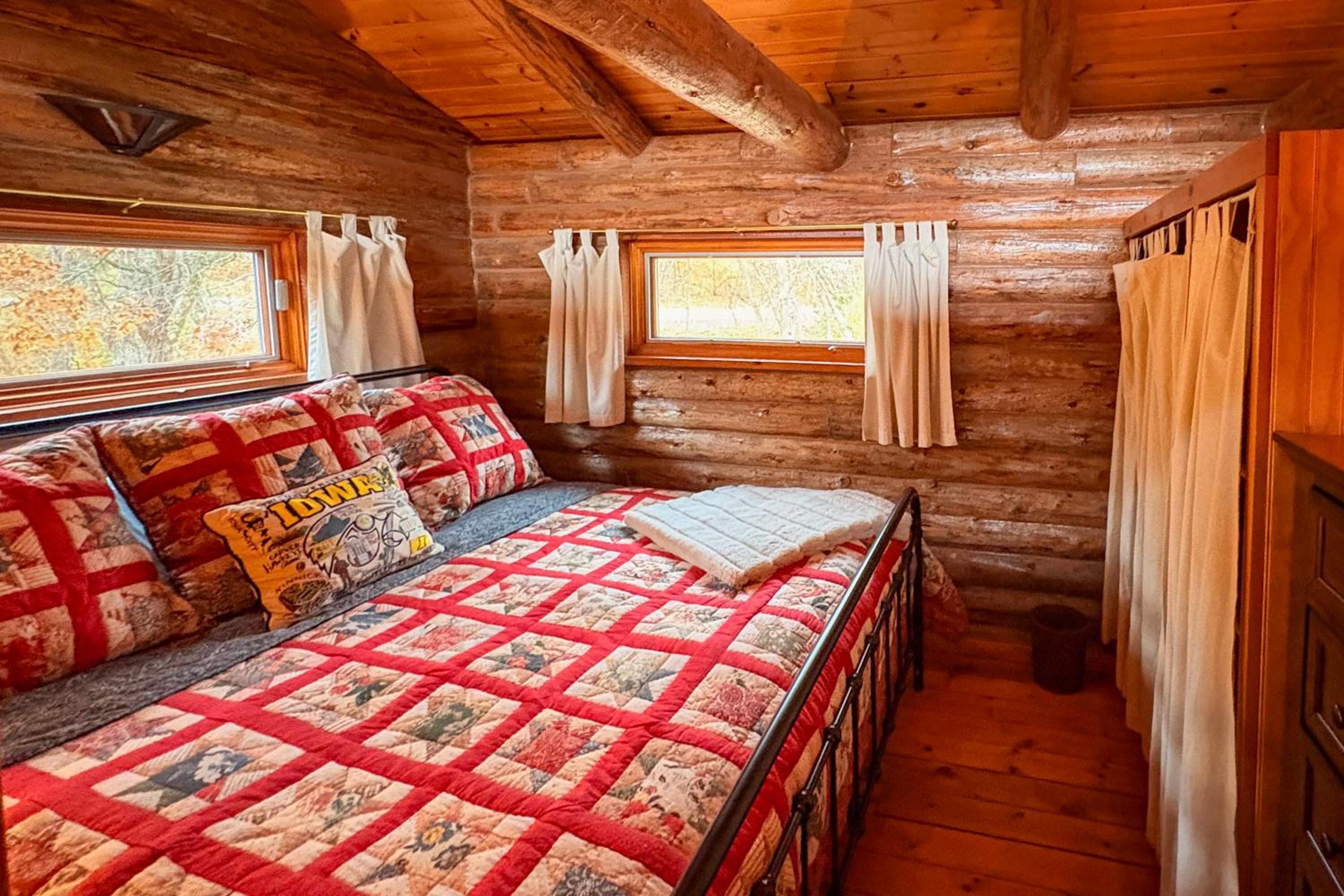 Private Beach! Lakefront Cabin in Panora