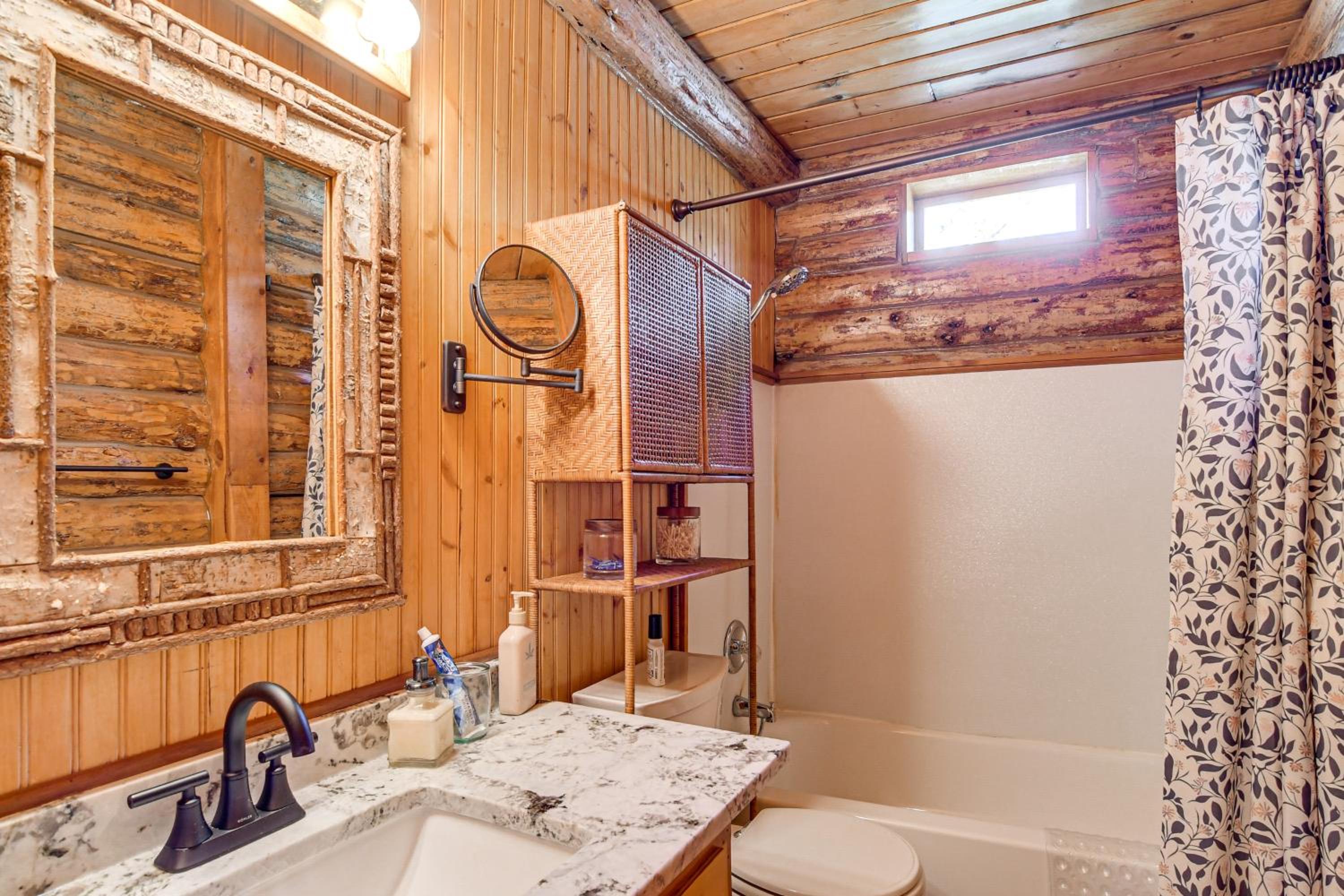 Private Beach! Lakefront Cabin in Panora