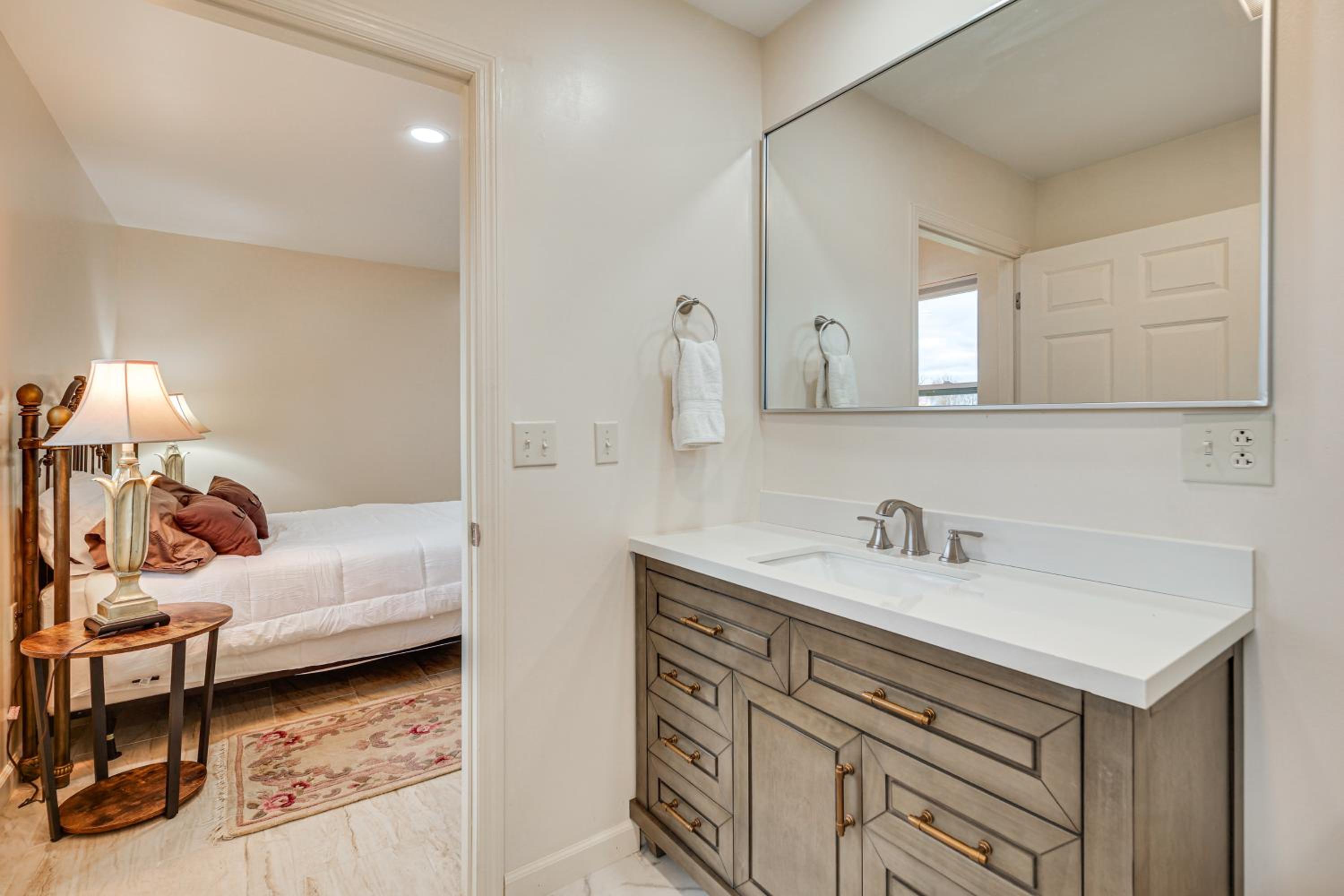 Ski, Fish and Unwind Peaceful Lake Champlain Home!
