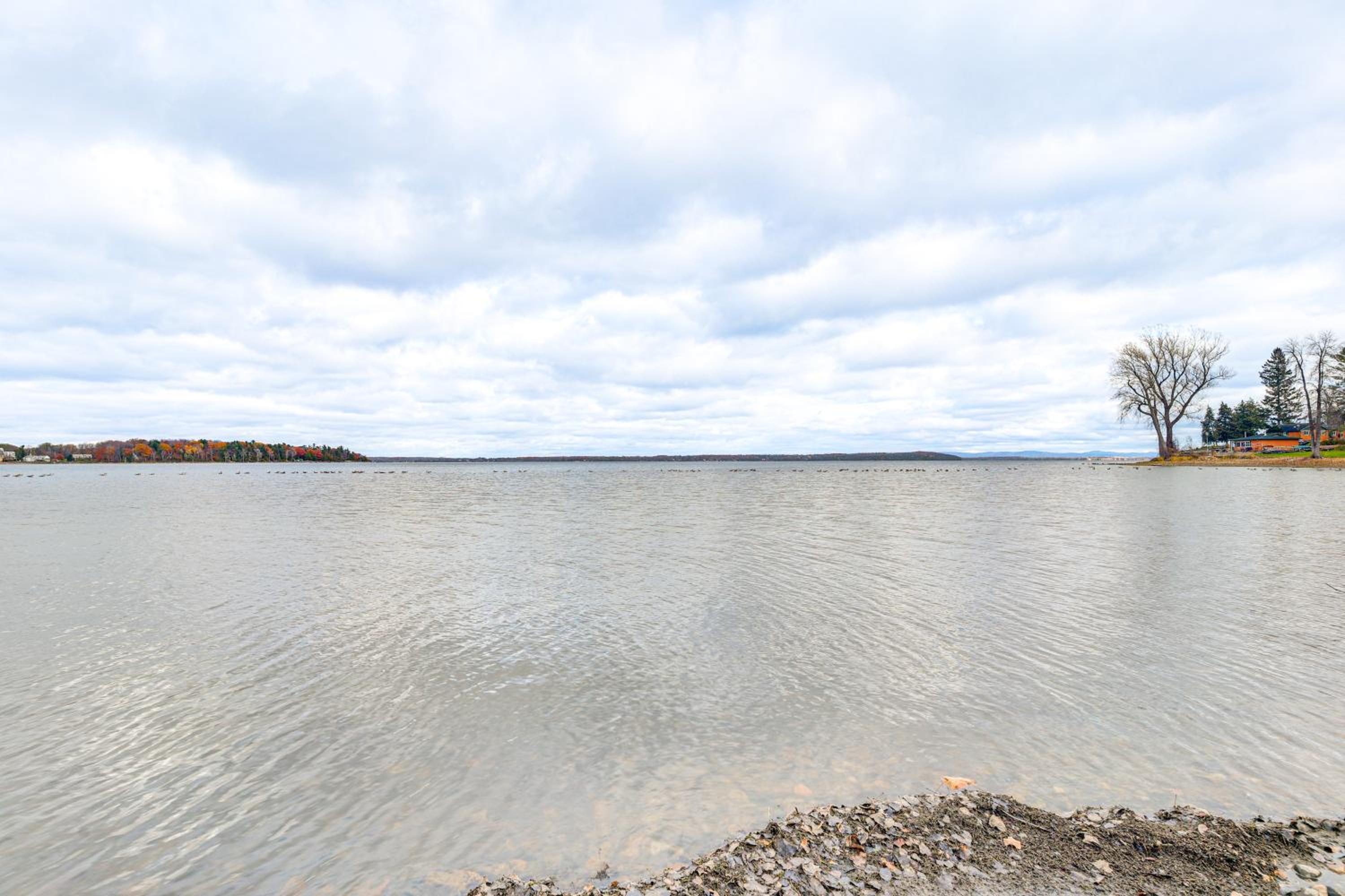 Ski, Fish and Unwind Peaceful Lake Champlain Home!