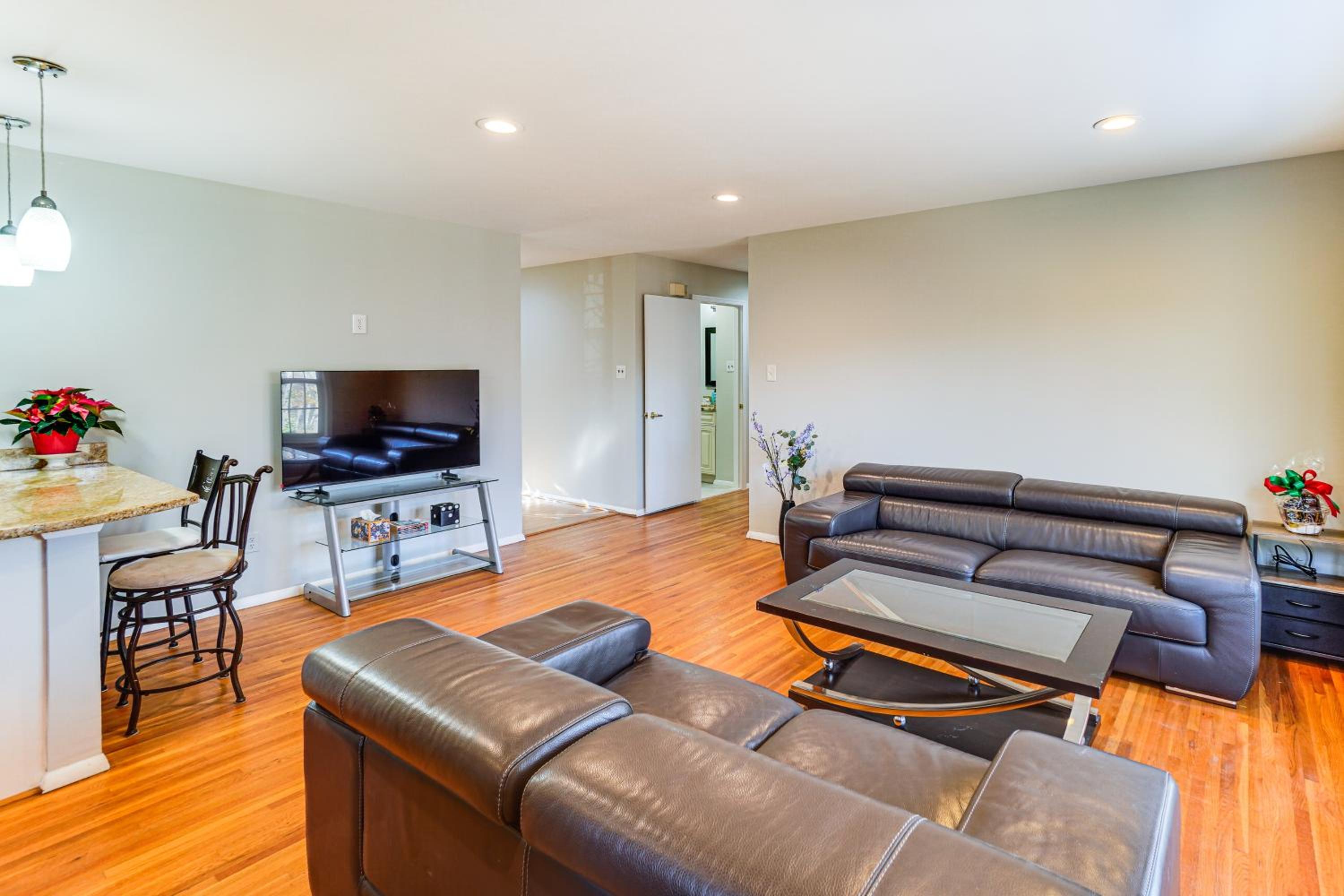 5 Mi to Lake Accotink Park Modern Home with Yard