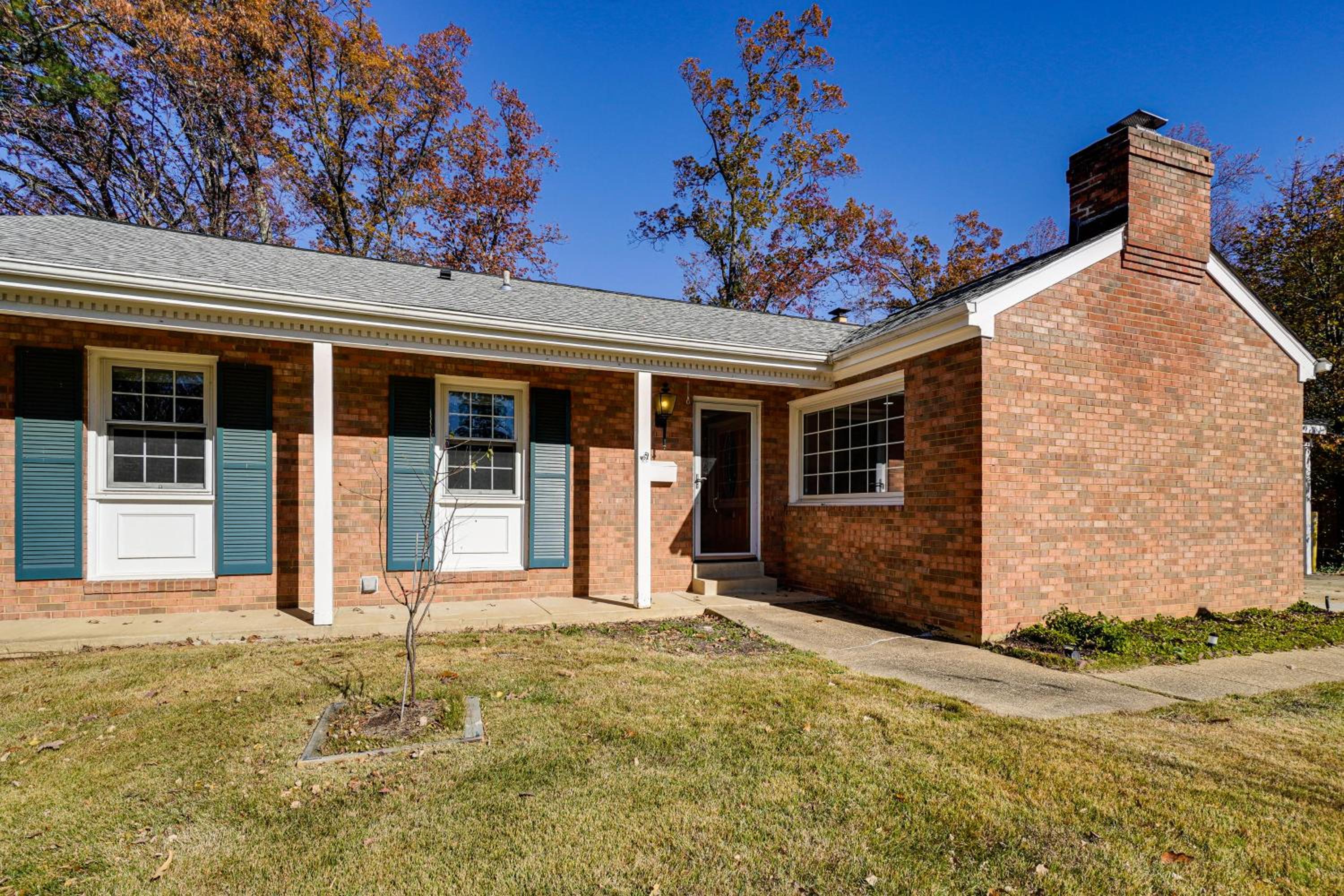 5 Mi to Lake Accotink Park Modern Home with Yard