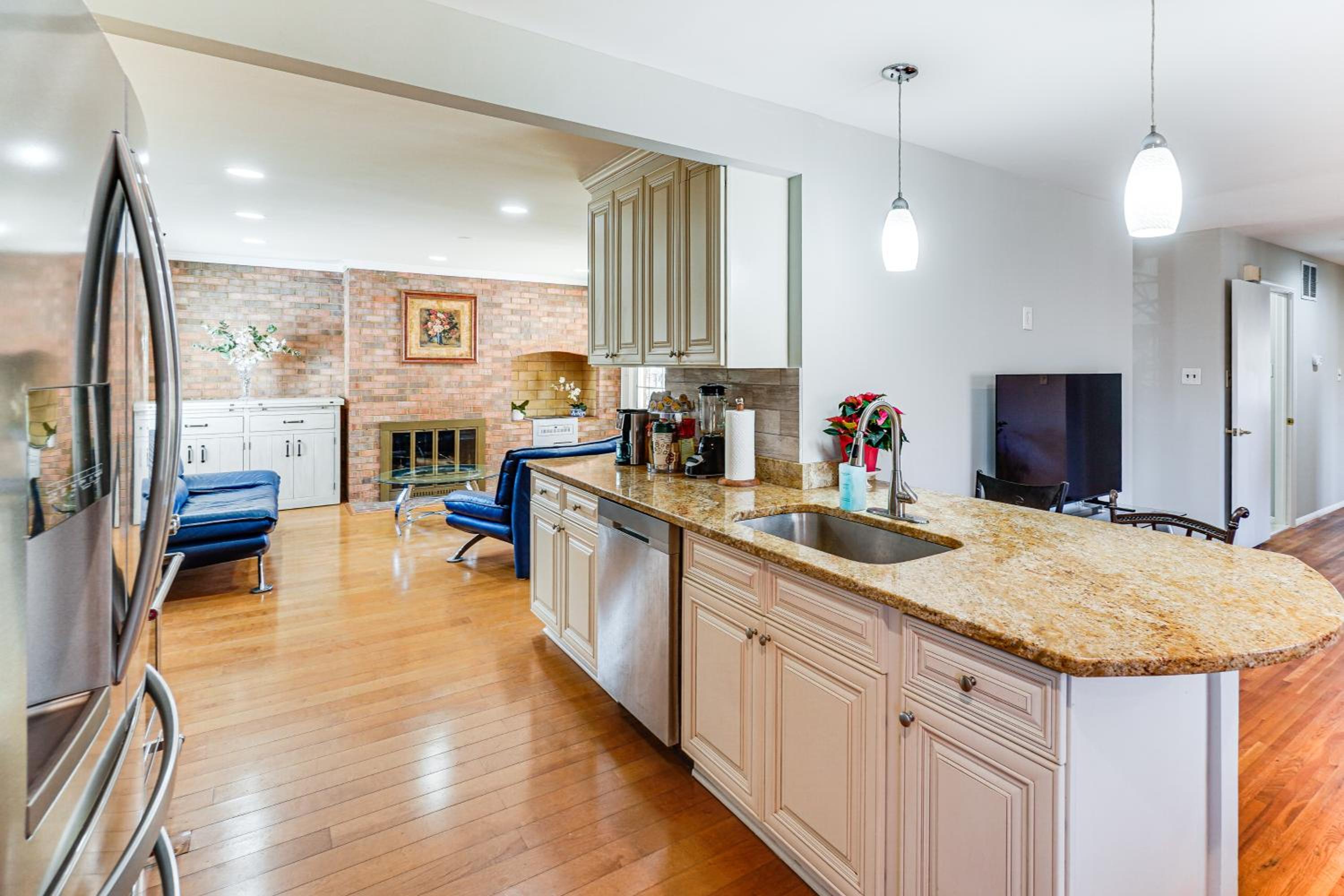 5 Mi to Lake Accotink Park Modern Home with Yard