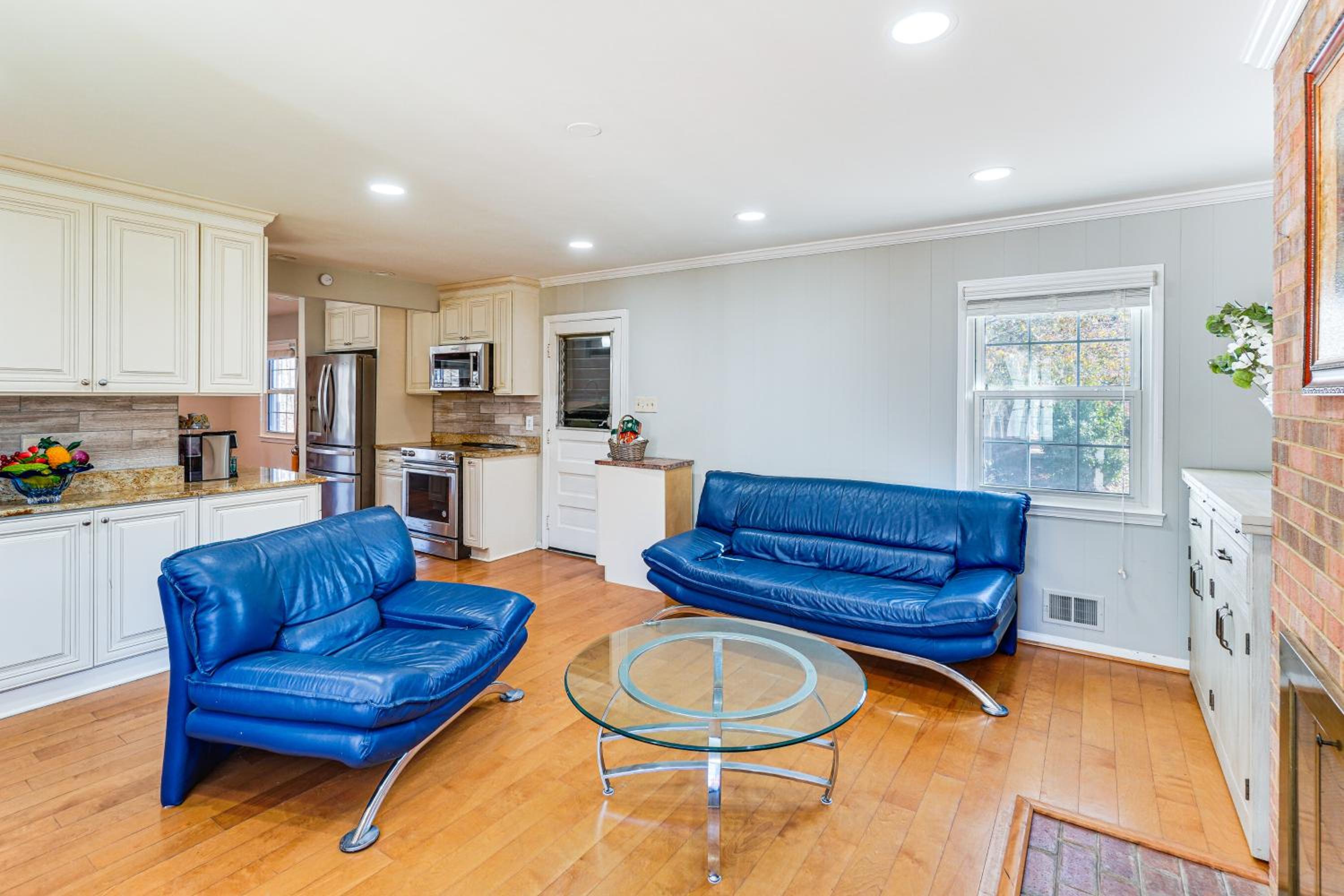 5 Mi to Lake Accotink Park Modern Home with Yard