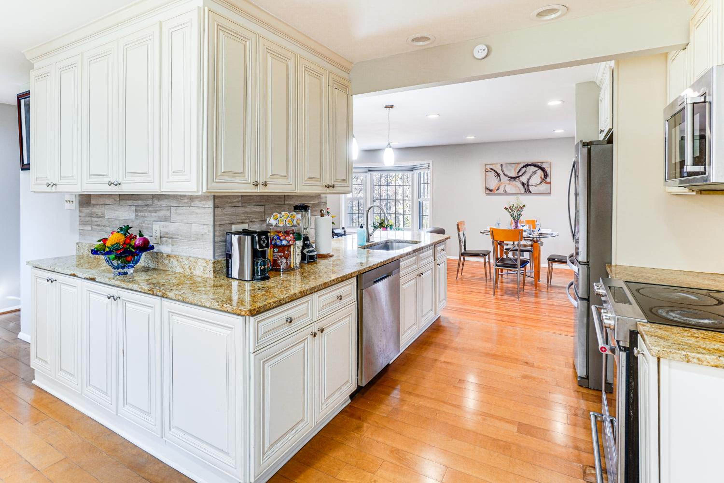5 Mi to Lake Accotink Park Modern Home with Yard