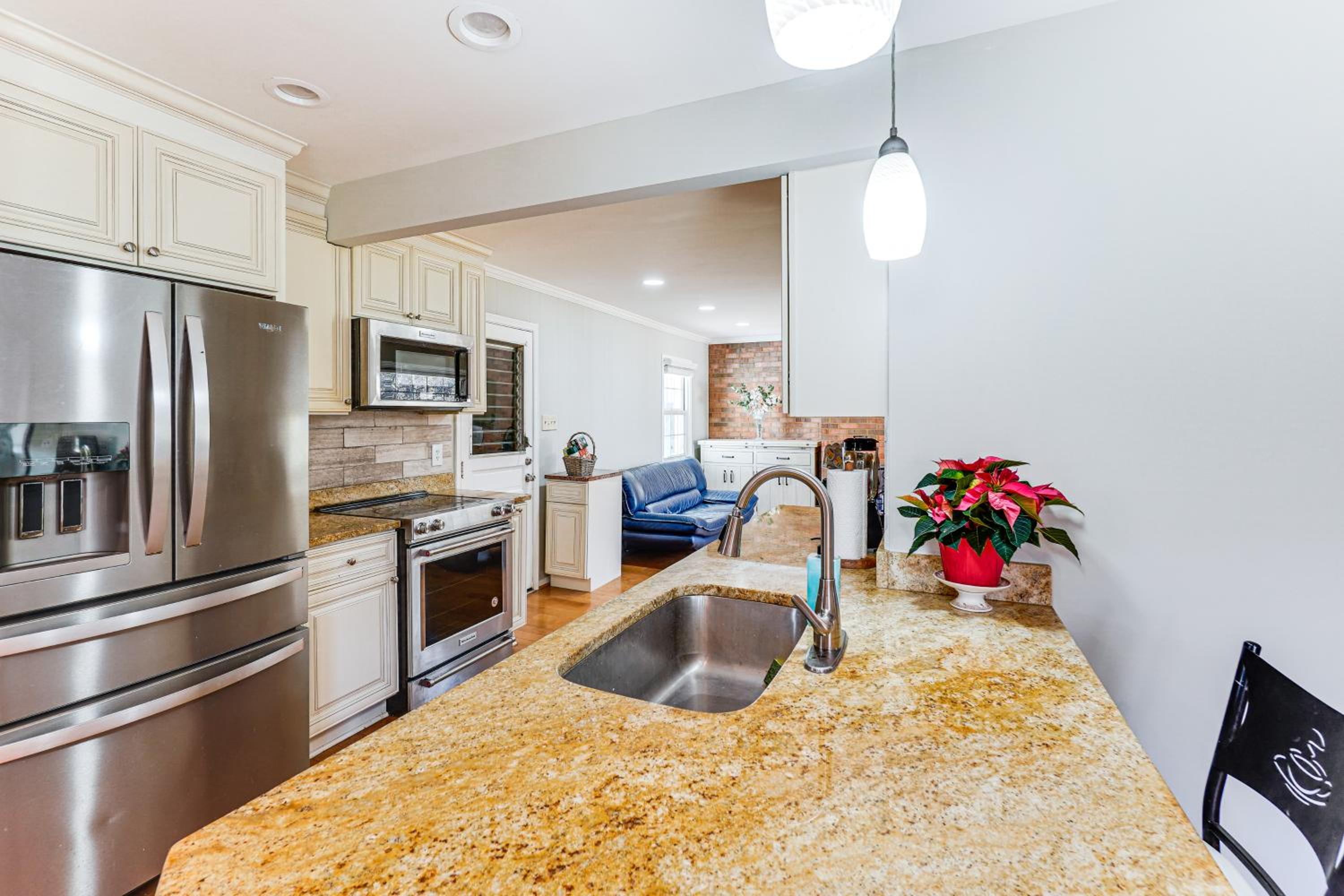 5 Mi to Lake Accotink Park Modern Home with Yard
