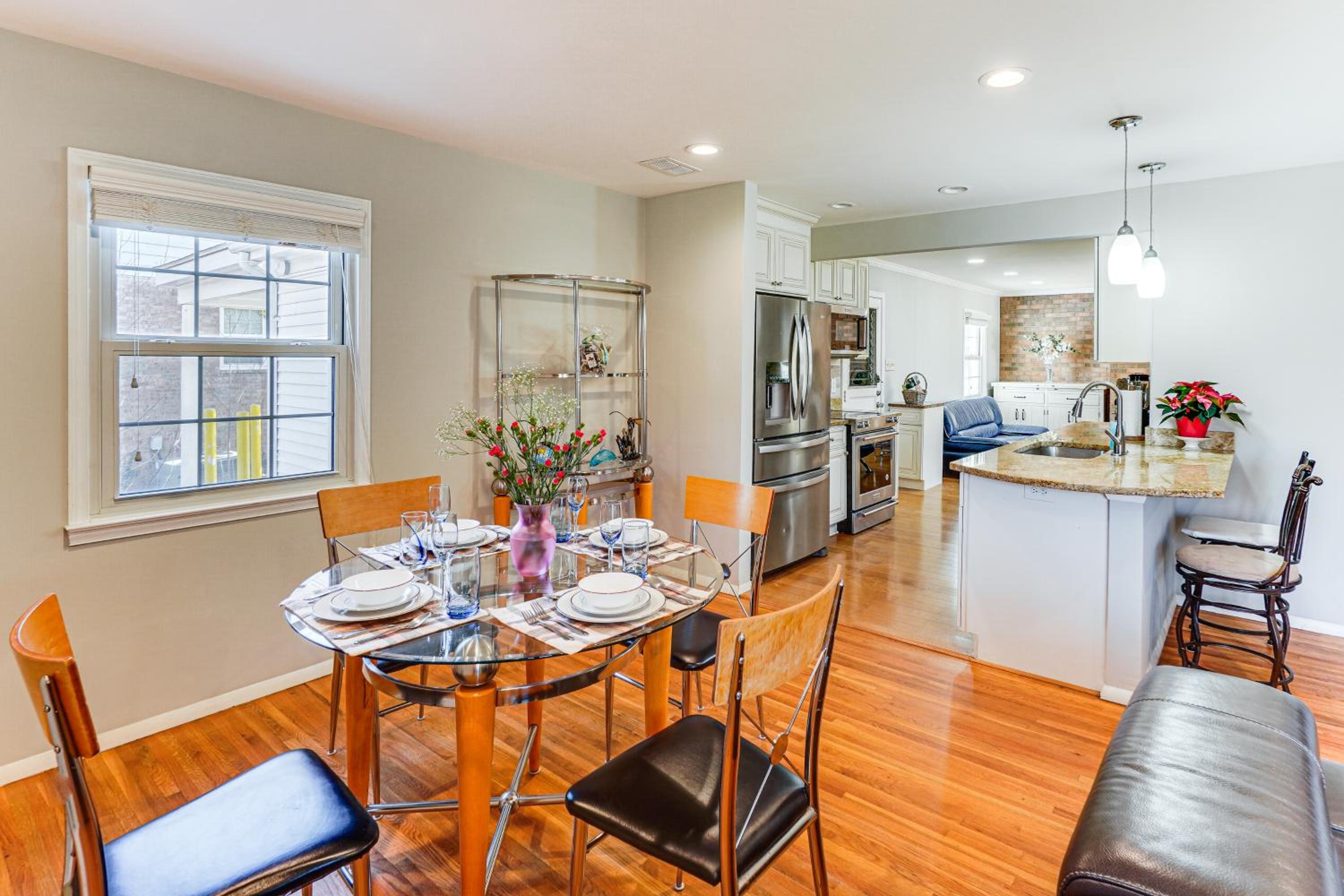 5 Mi to Lake Accotink Park Modern Home with Yard