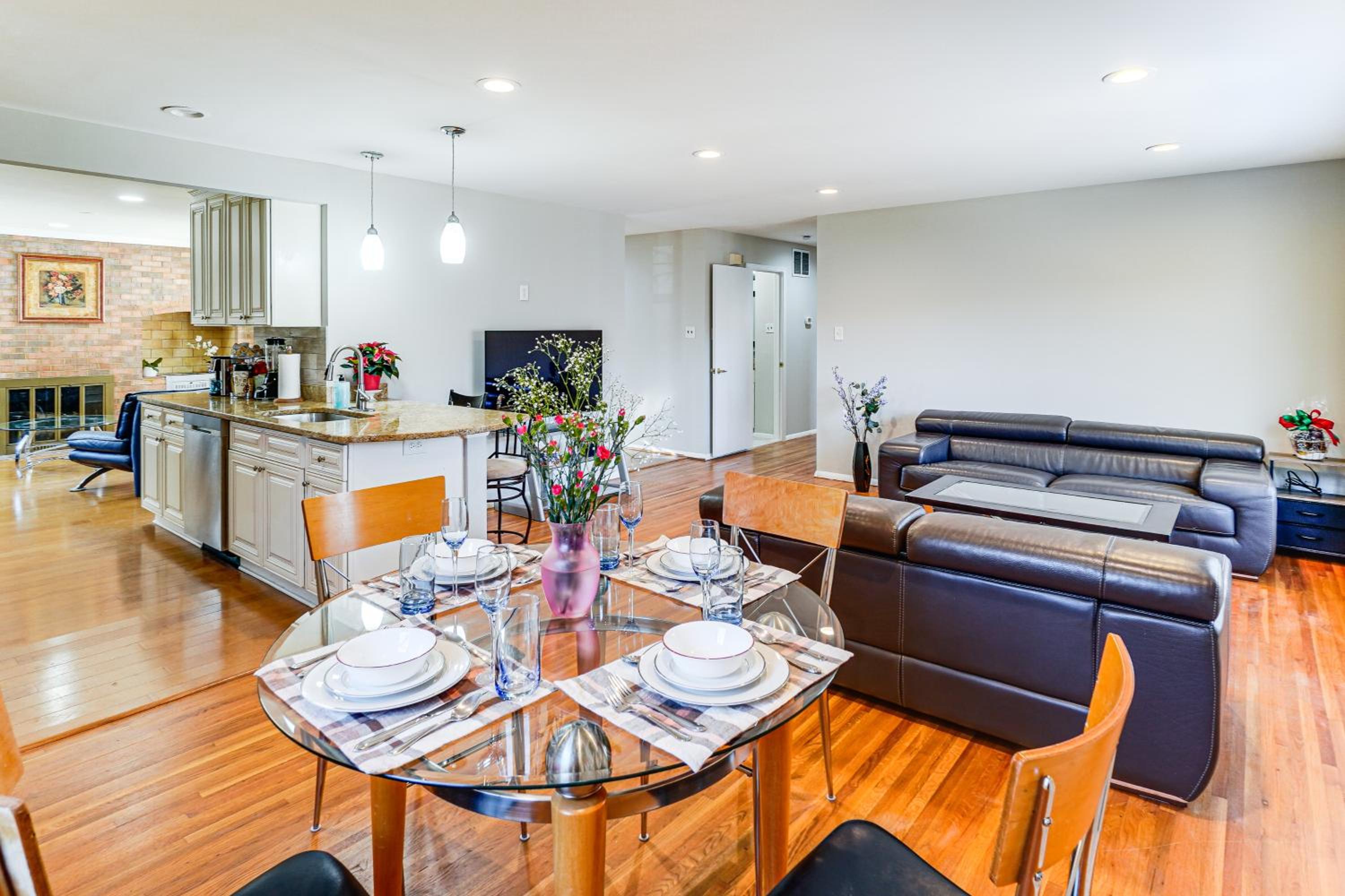 5 Mi to Lake Accotink Park Modern Home with Yard