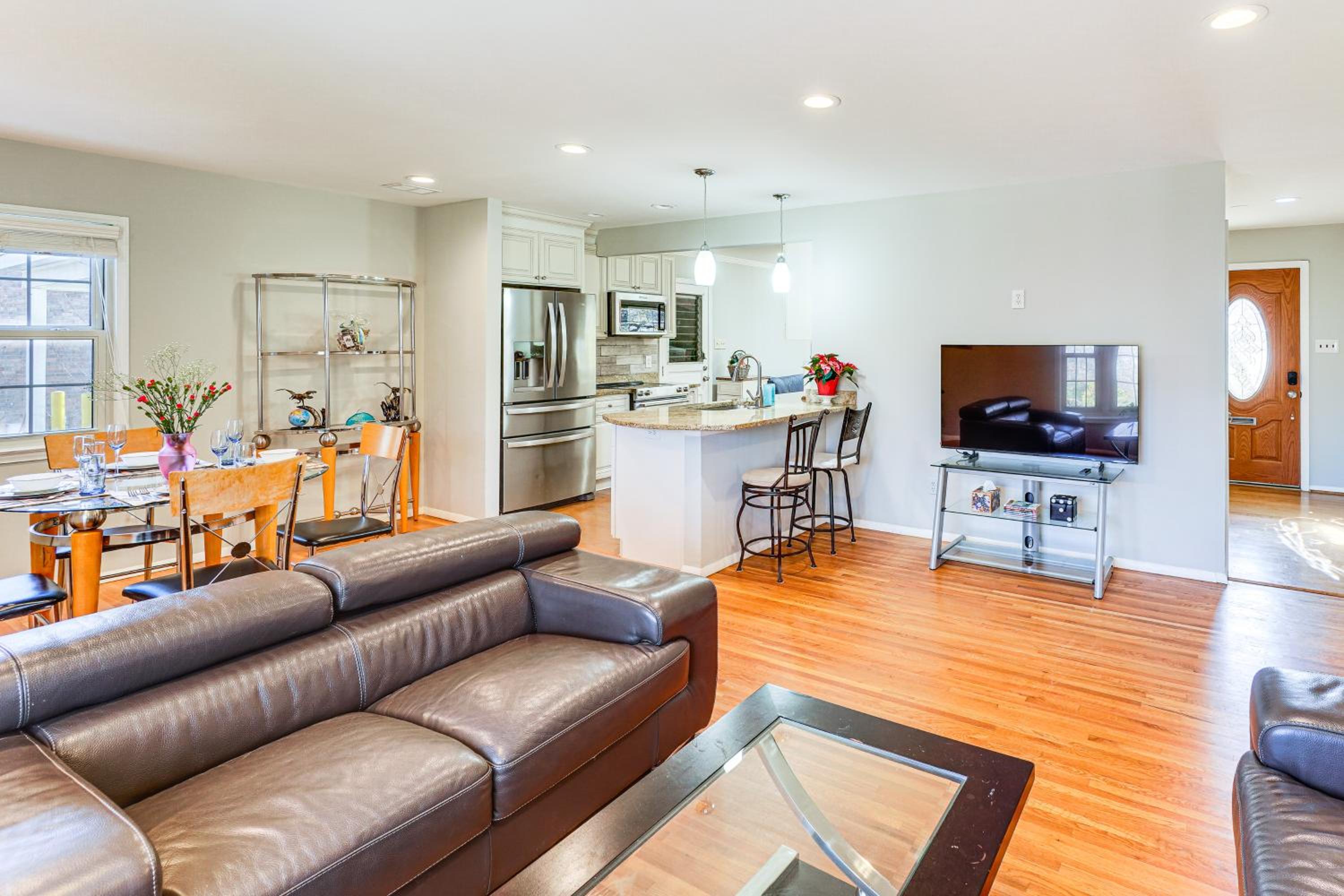 5 Mi to Lake Accotink Park Modern Home with Yard