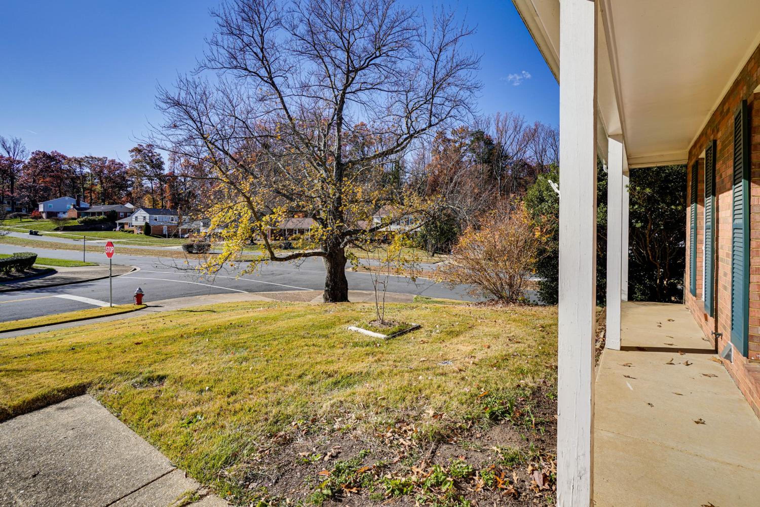 5 Mi to Lake Accotink Park Modern Home with Yard