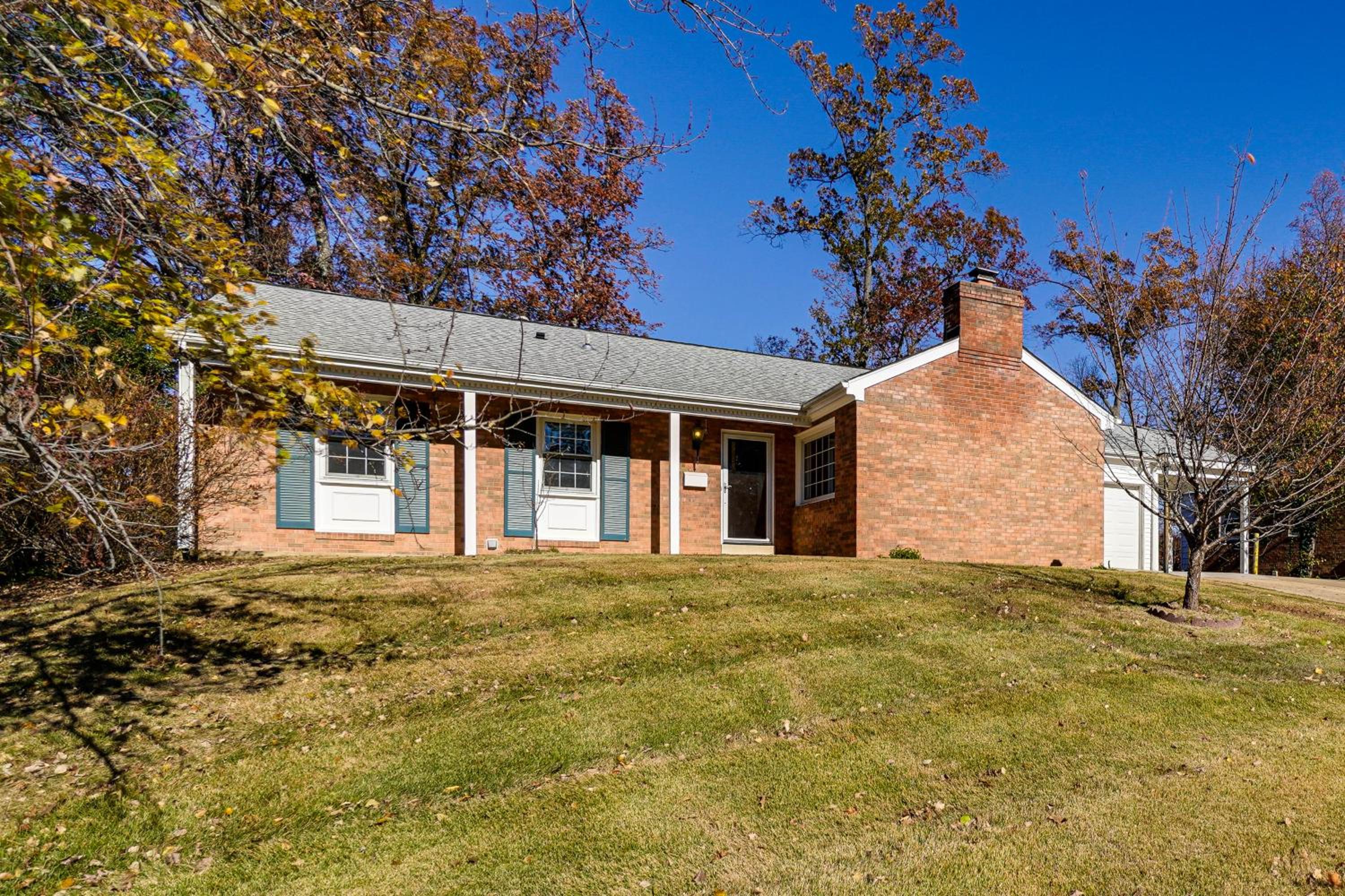 5 Mi to Lake Accotink Park Modern Home with Yard