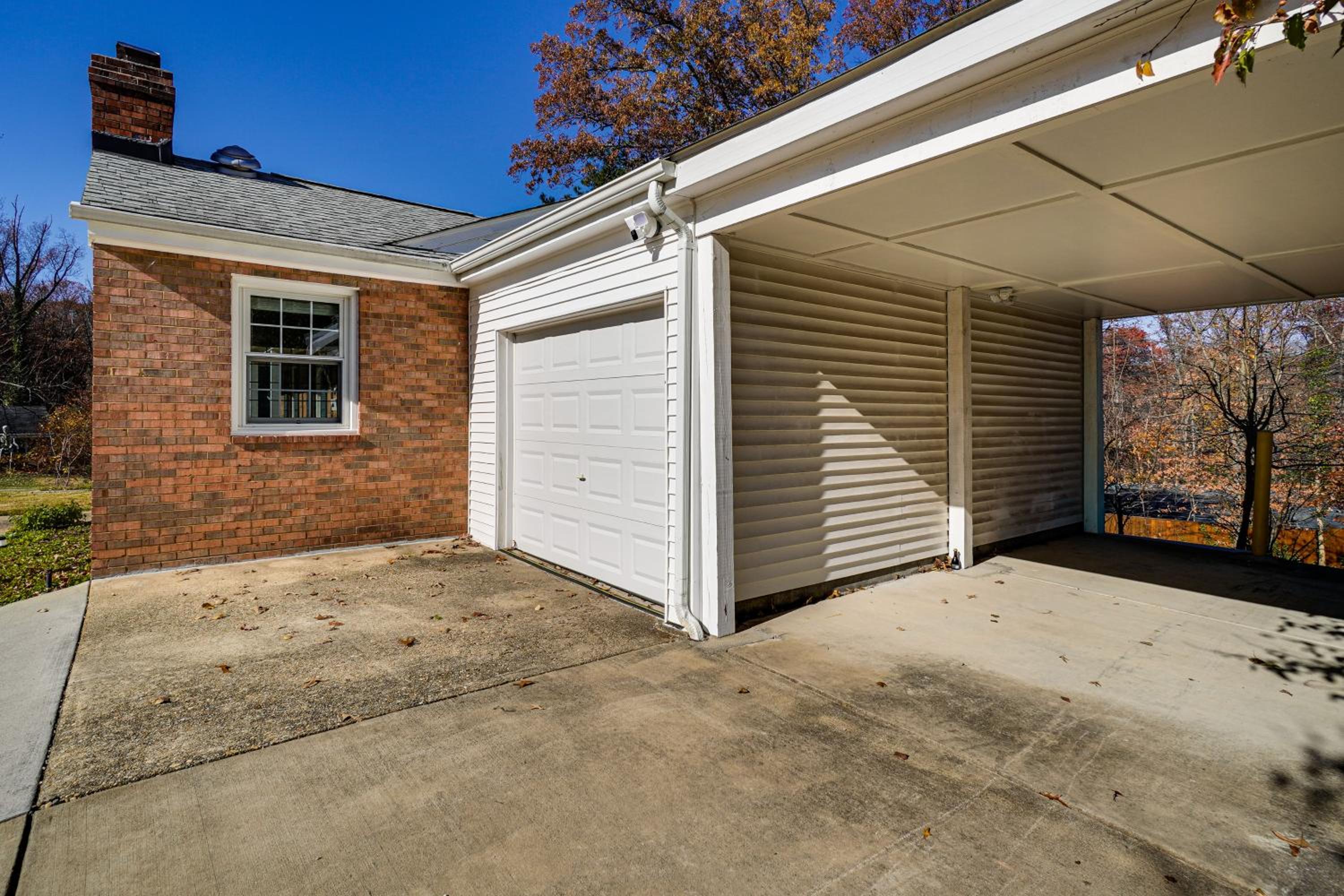 5 Mi to Lake Accotink Park Modern Home with Yard