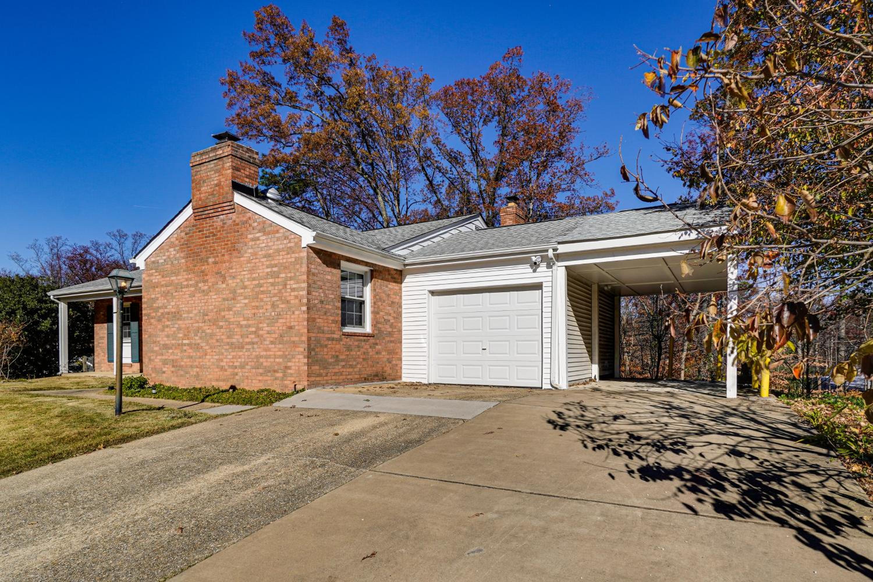 5 Mi to Lake Accotink Park Modern Home with Yard