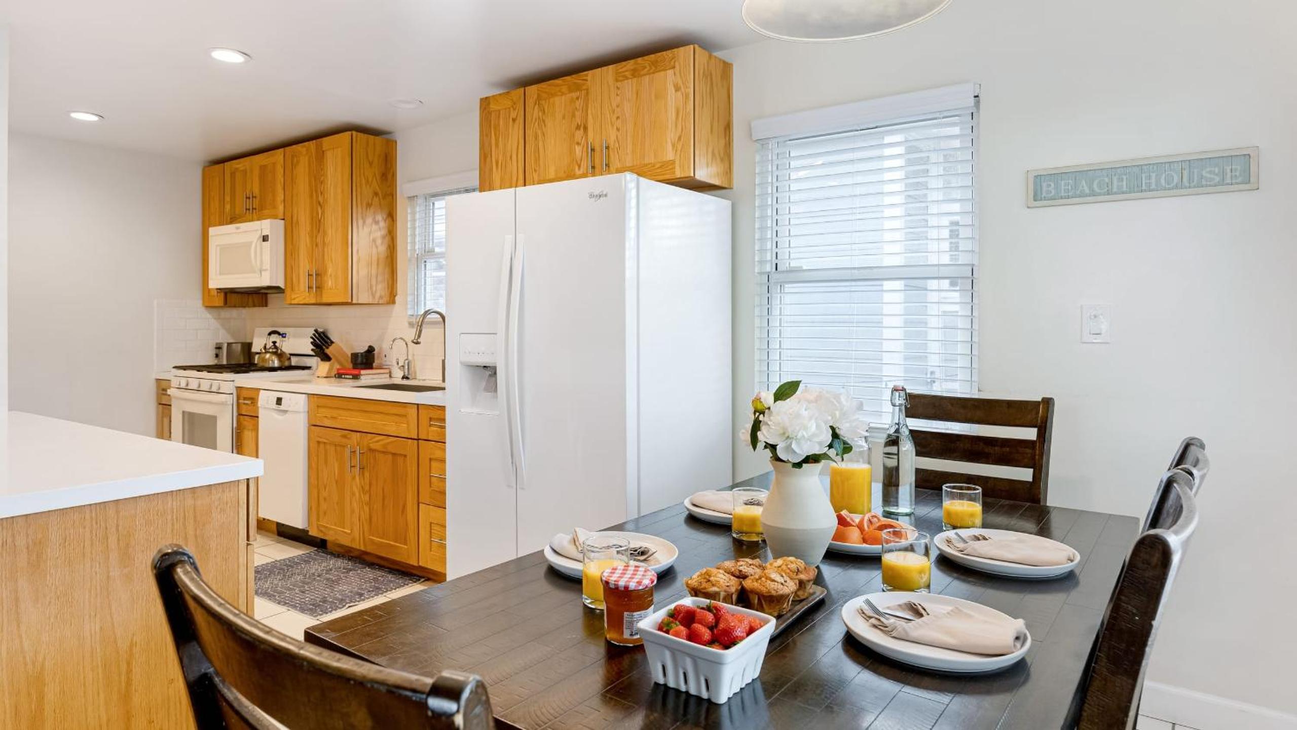 Sunny Venice Beach Home with Open Living Walkability to Abbot Kinney Venice Drift by AvantStay
