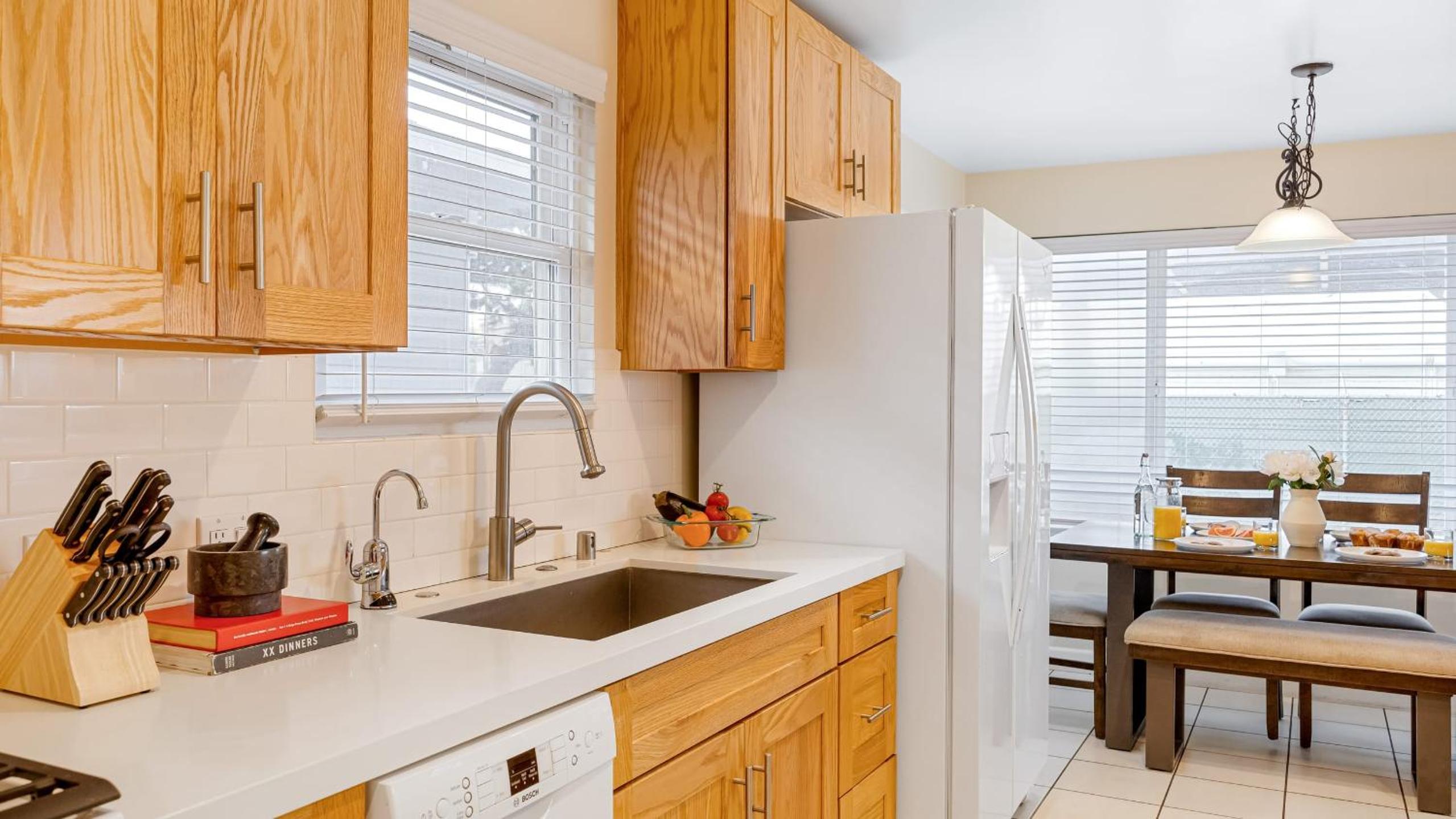Sunny Venice Beach Home with Open Living Walkability to Abbot Kinney Venice Drift by AvantStay