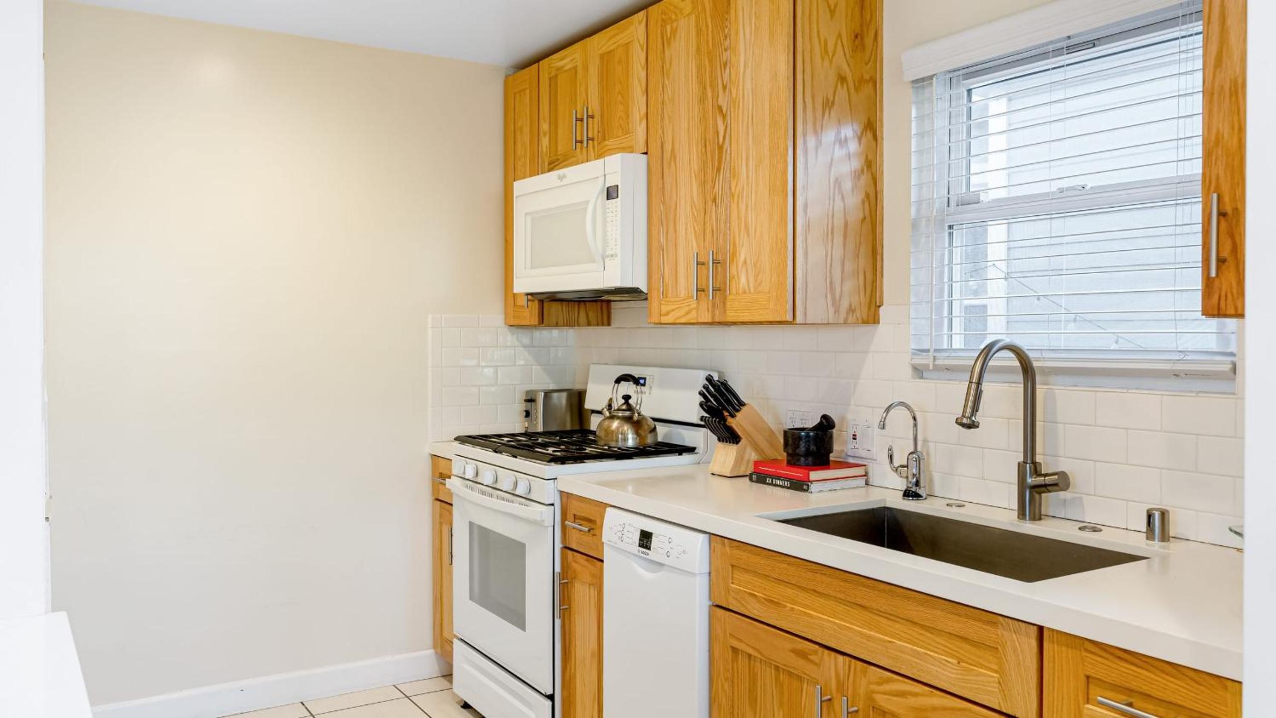 Sunny Venice Beach Home with Open Living Walkability to Abbot Kinney Venice Drift by AvantStay