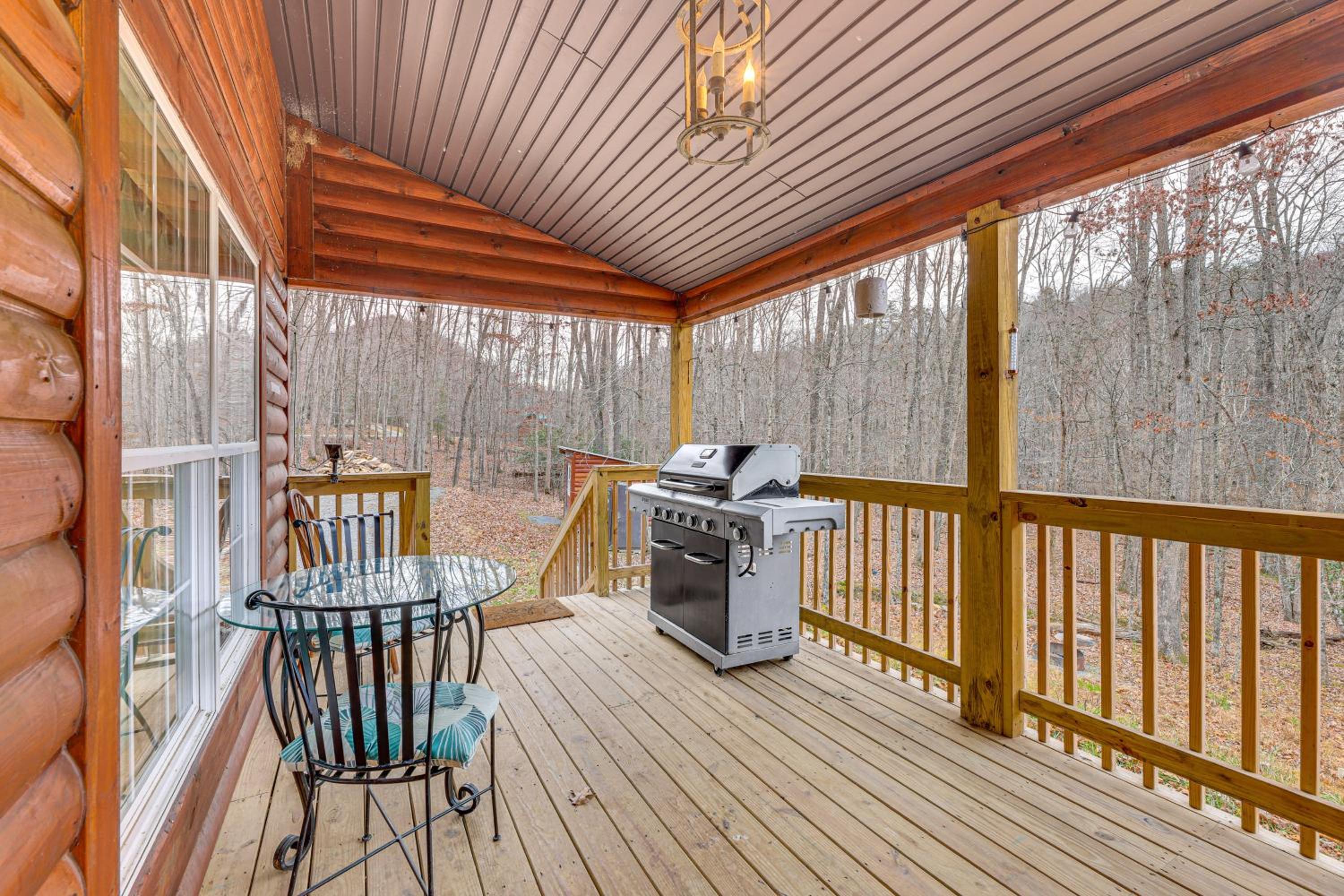 Greenbrier River On-Site! Modern-Rustic Log Cabin