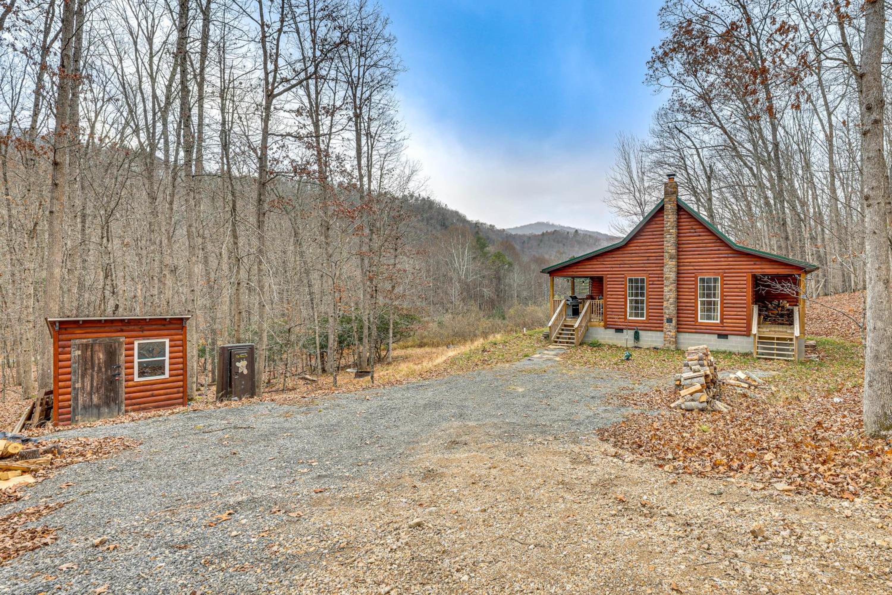 Greenbrier River On-Site! Modern-Rustic Log Cabin