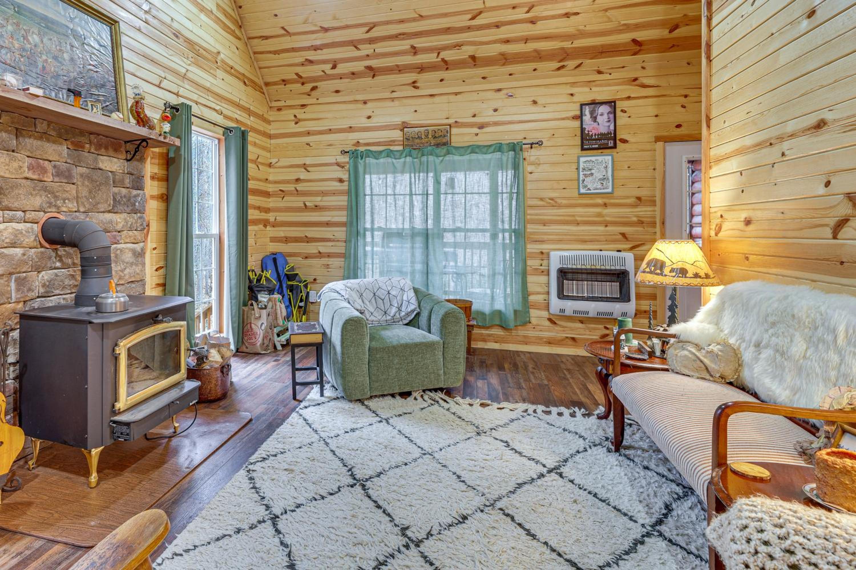 Greenbrier River On-Site! Modern-Rustic Log Cabin
