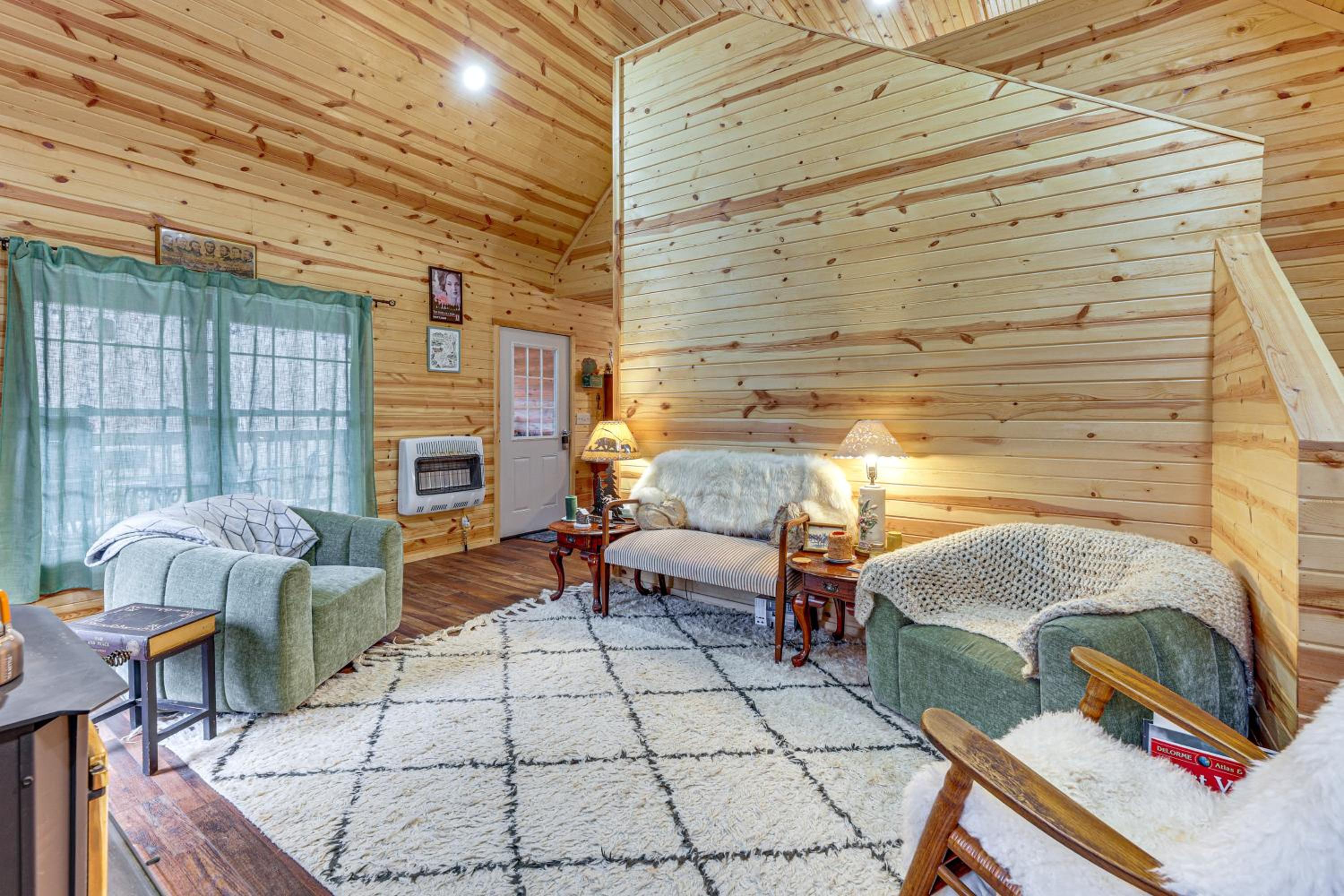 Greenbrier River On-Site! Modern-Rustic Log Cabin