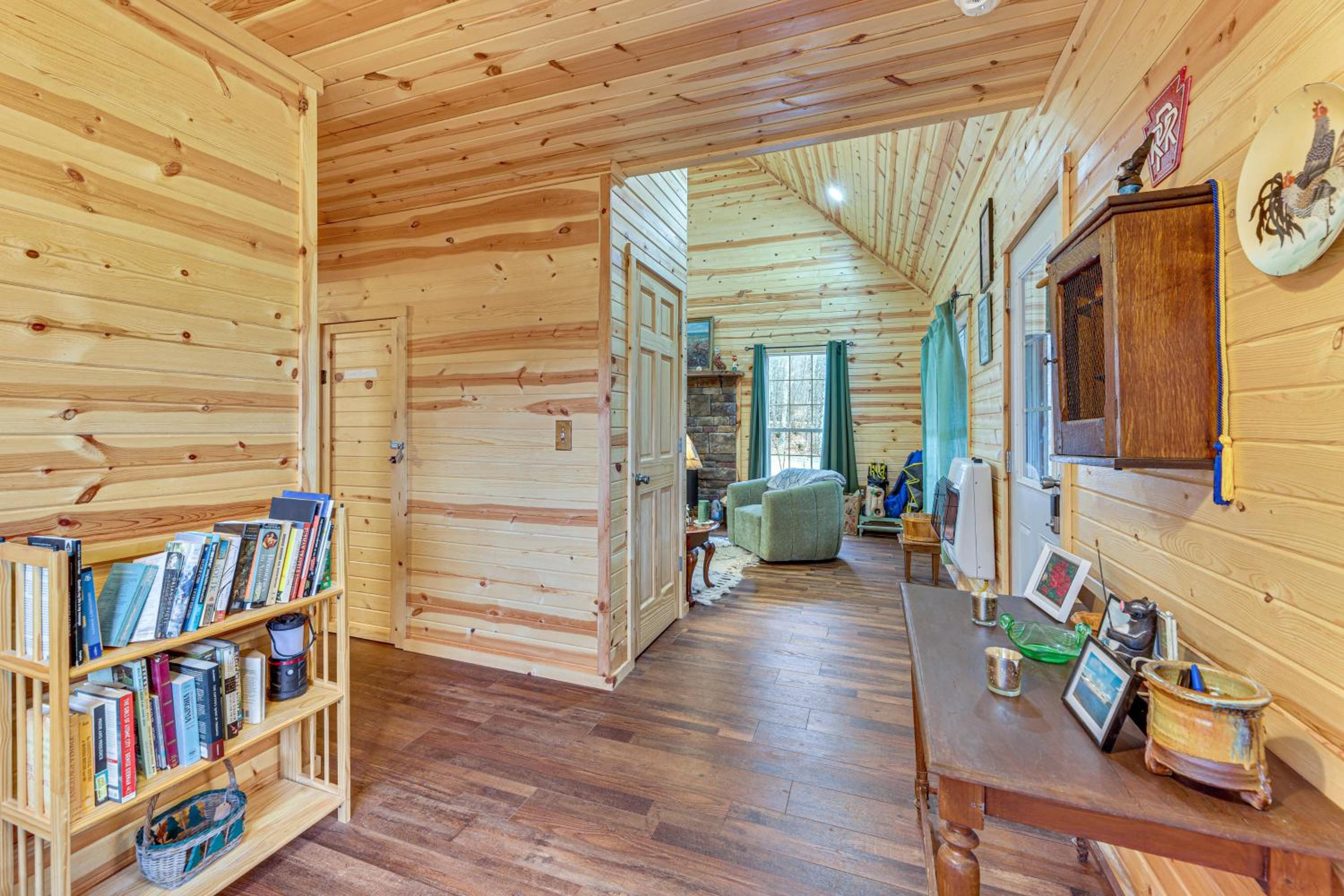 Greenbrier River On-Site! Modern-Rustic Log Cabin