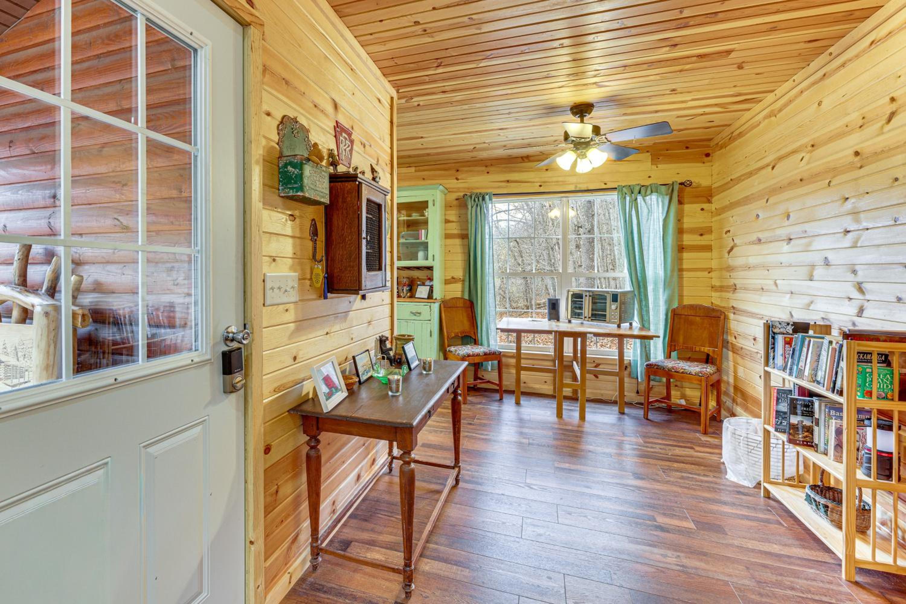 Greenbrier River On-Site! Modern-Rustic Log Cabin
