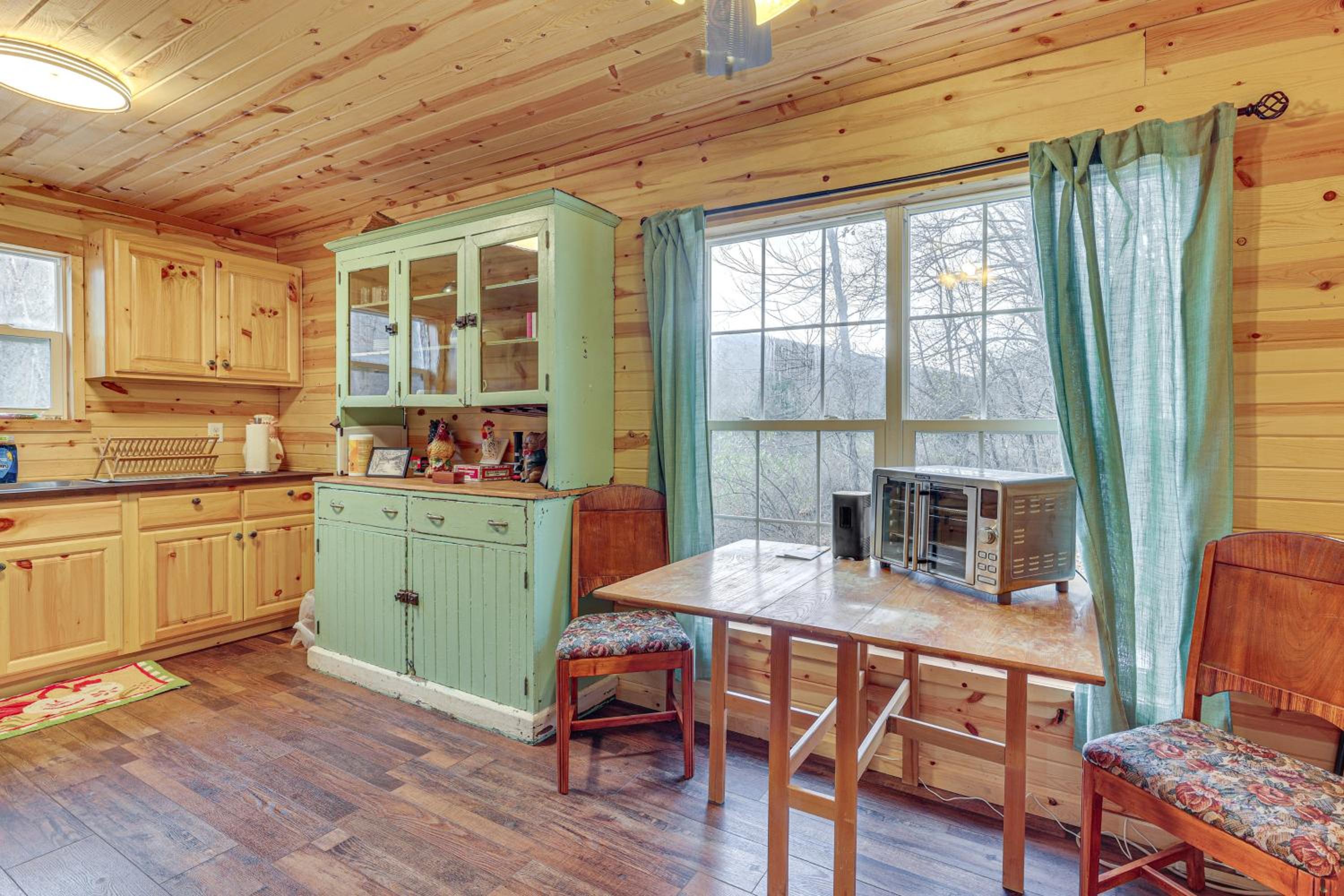 Greenbrier River On-Site! Modern-Rustic Log Cabin