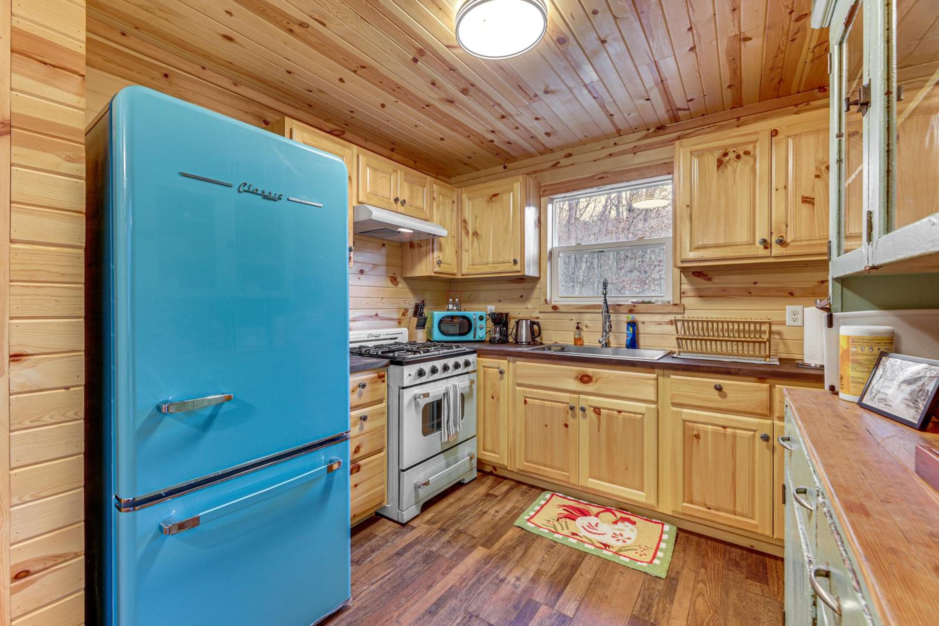 Greenbrier River On-Site! Modern-Rustic Log Cabin
