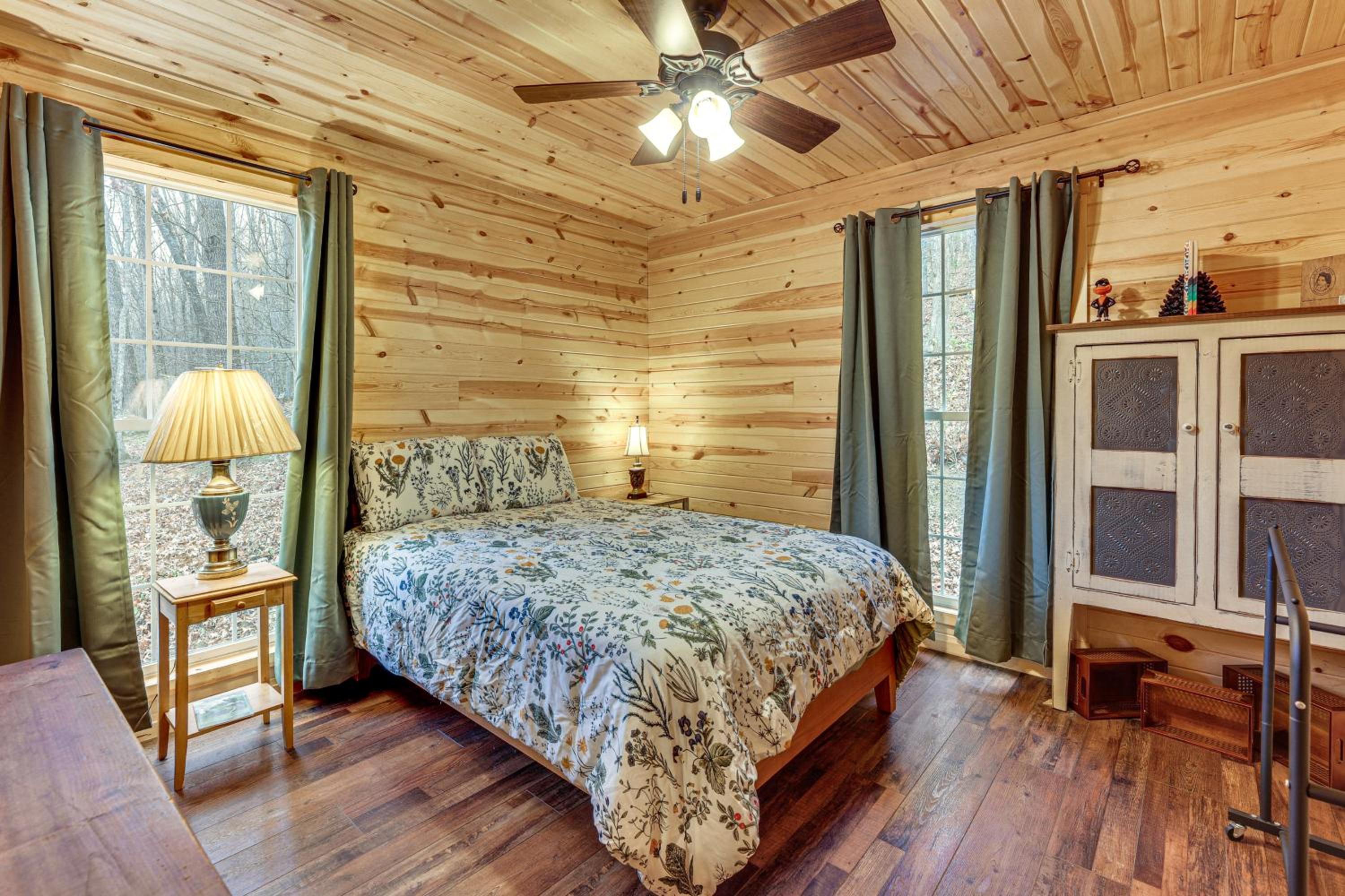 Greenbrier River On-Site! Modern-Rustic Log Cabin