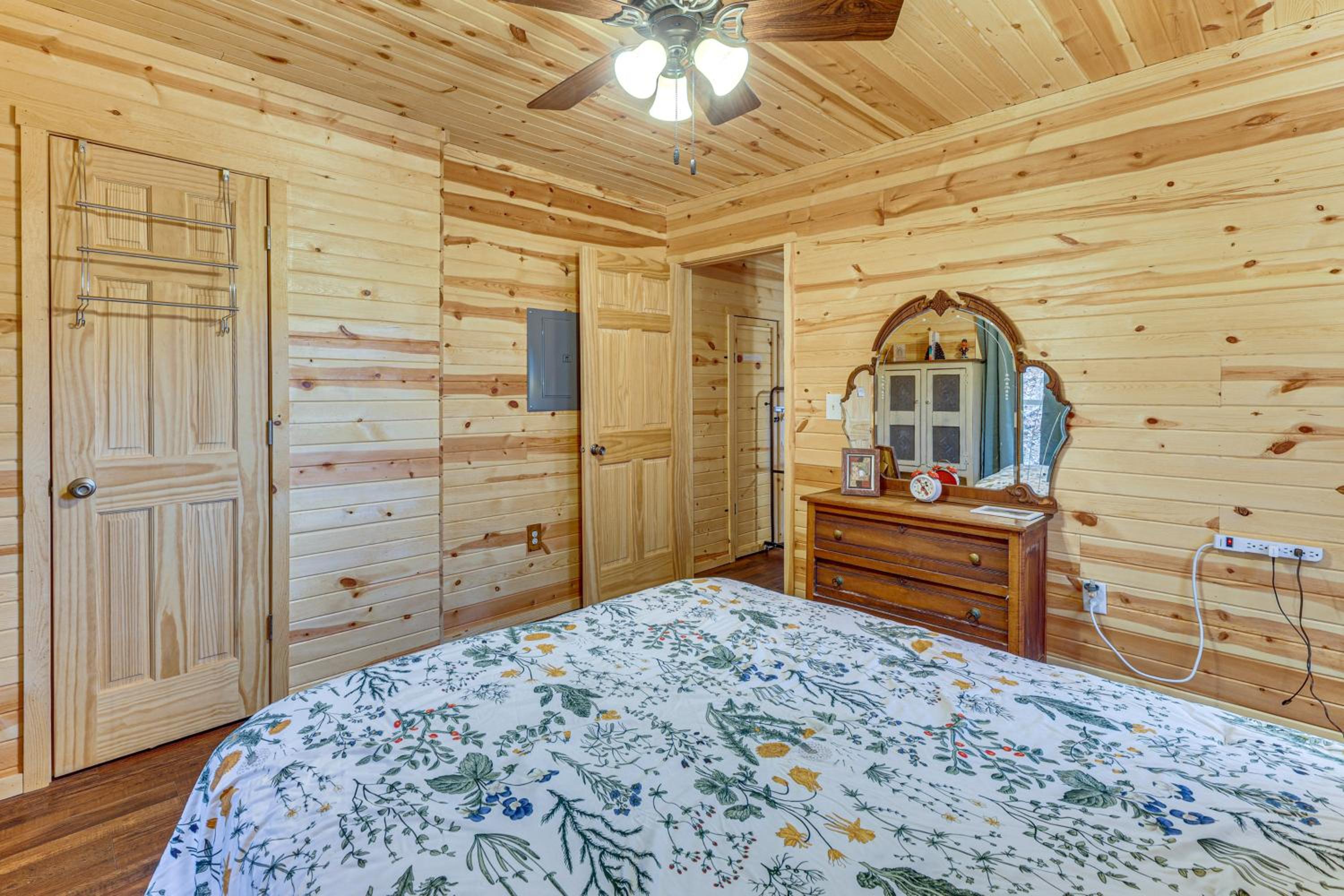 Greenbrier River On-Site! Modern-Rustic Log Cabin