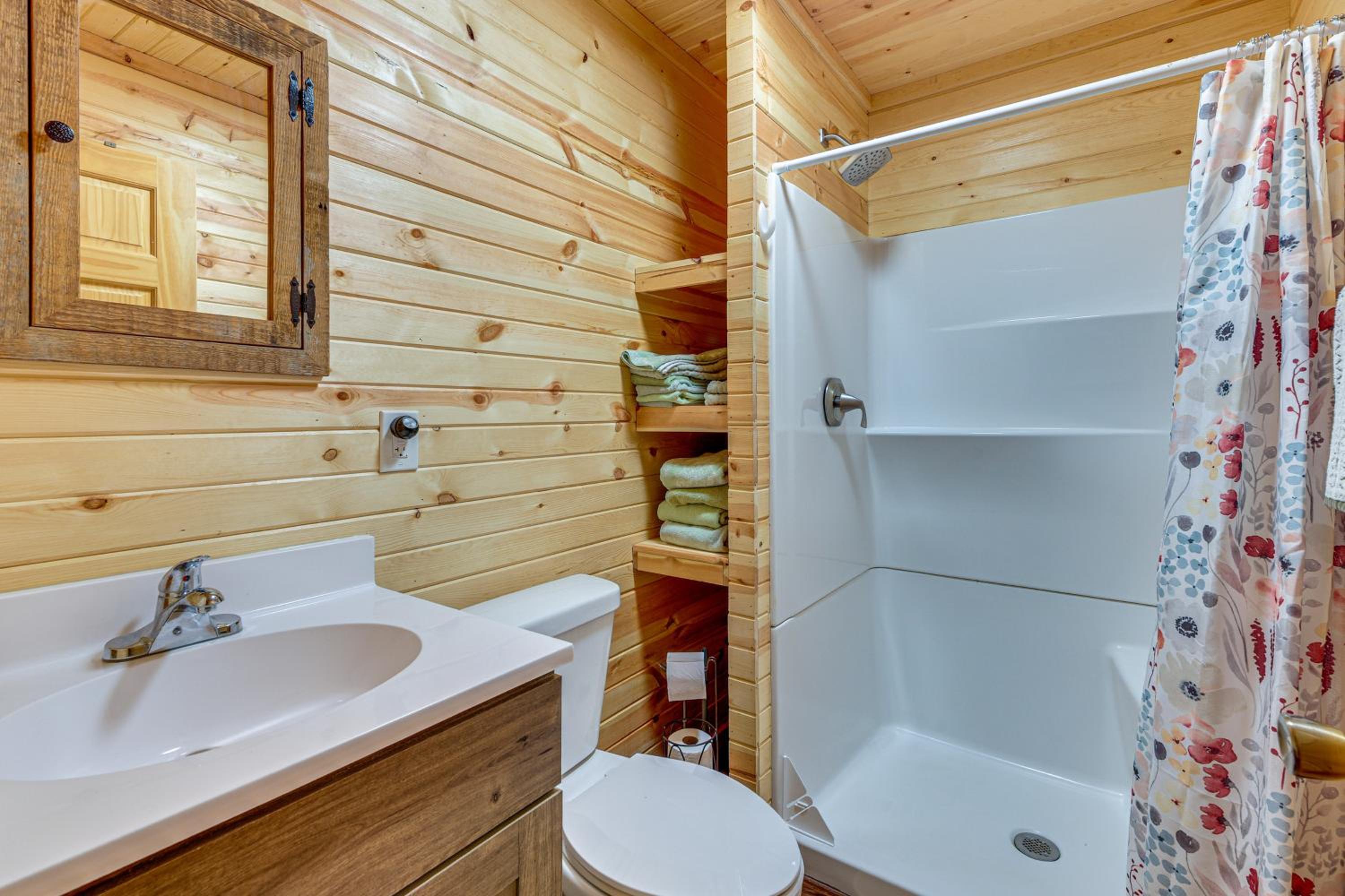 Greenbrier River On-Site! Modern-Rustic Log Cabin