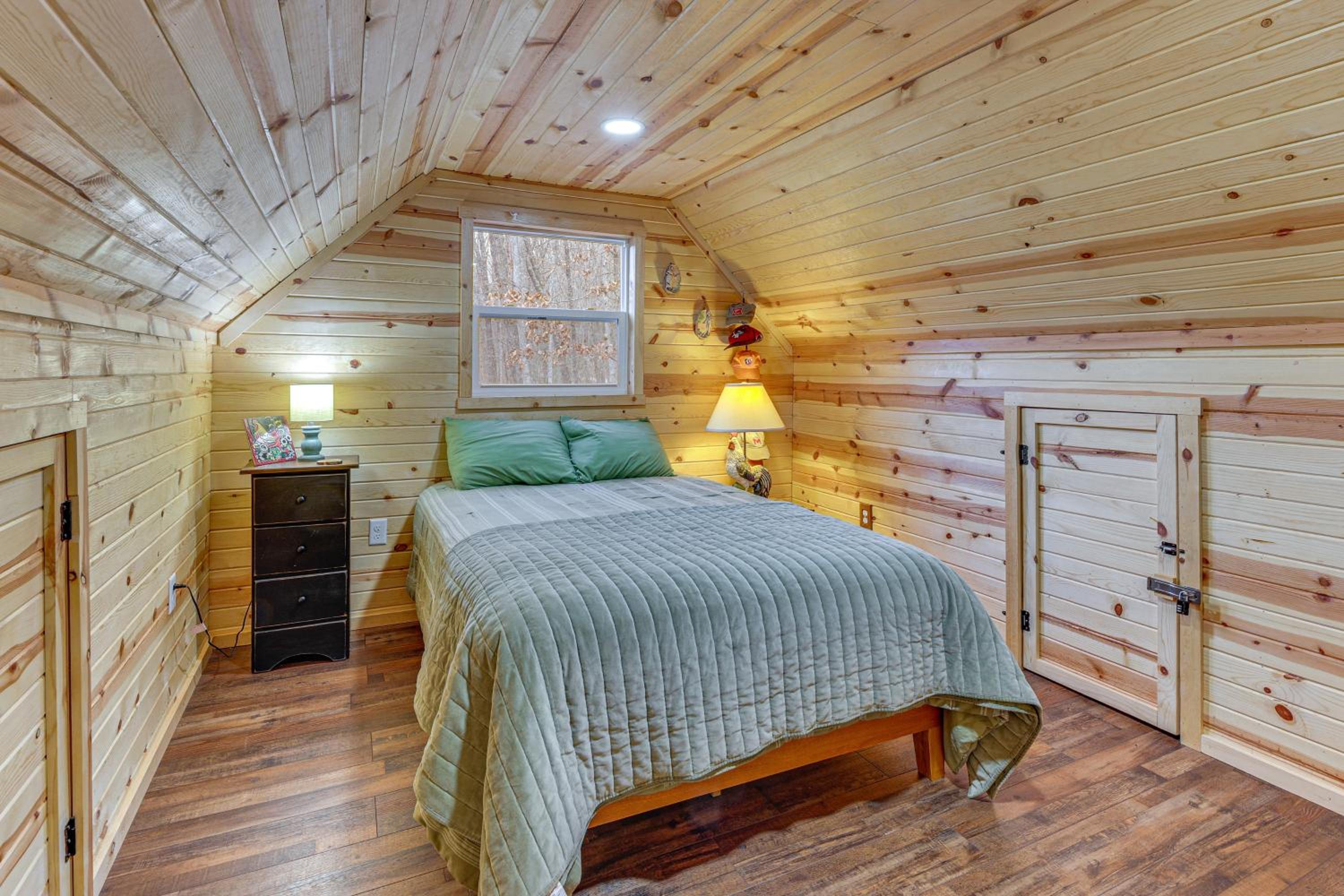 Greenbrier River On-Site! Modern-Rustic Log Cabin