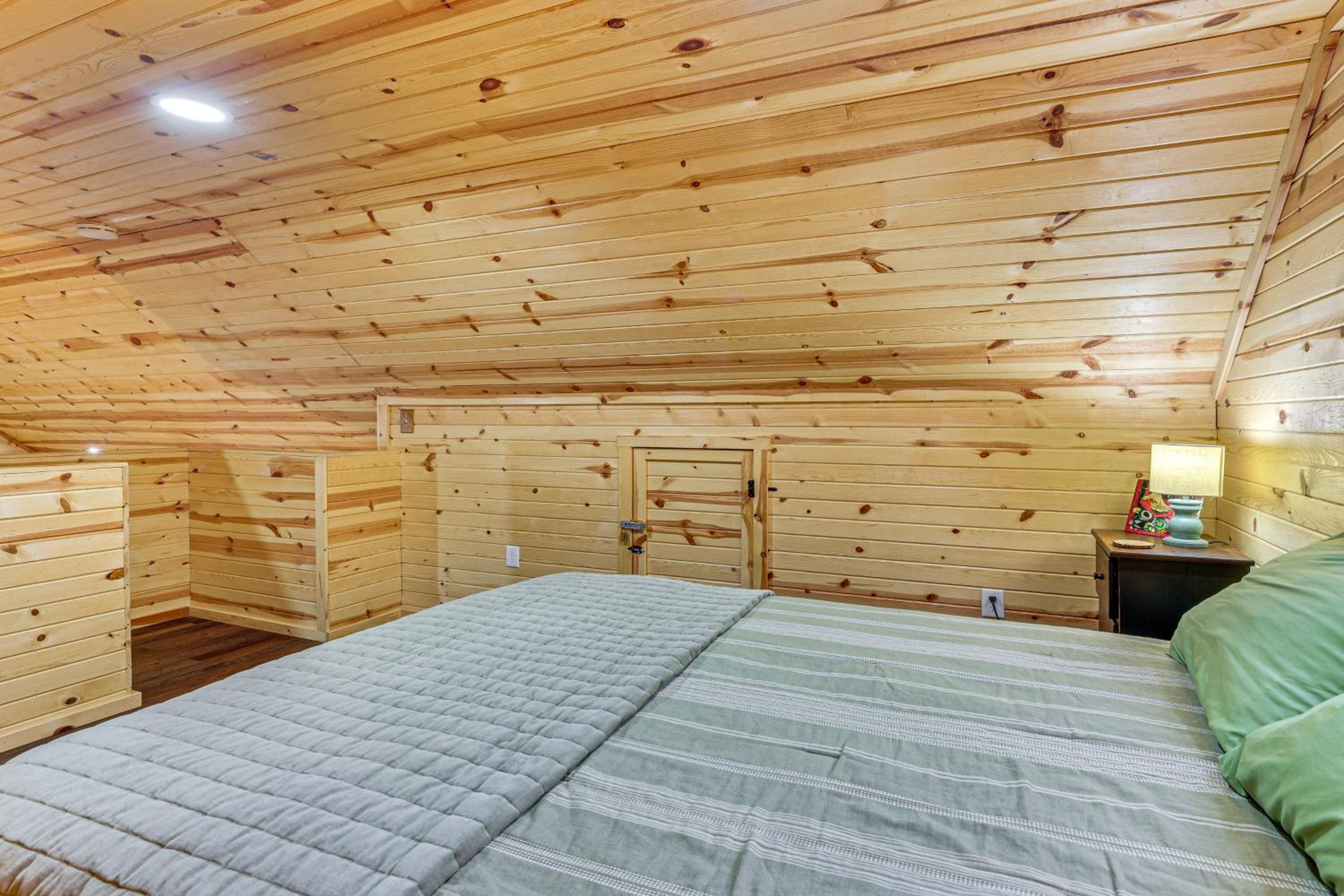 Greenbrier River On-Site! Modern-Rustic Log Cabin
