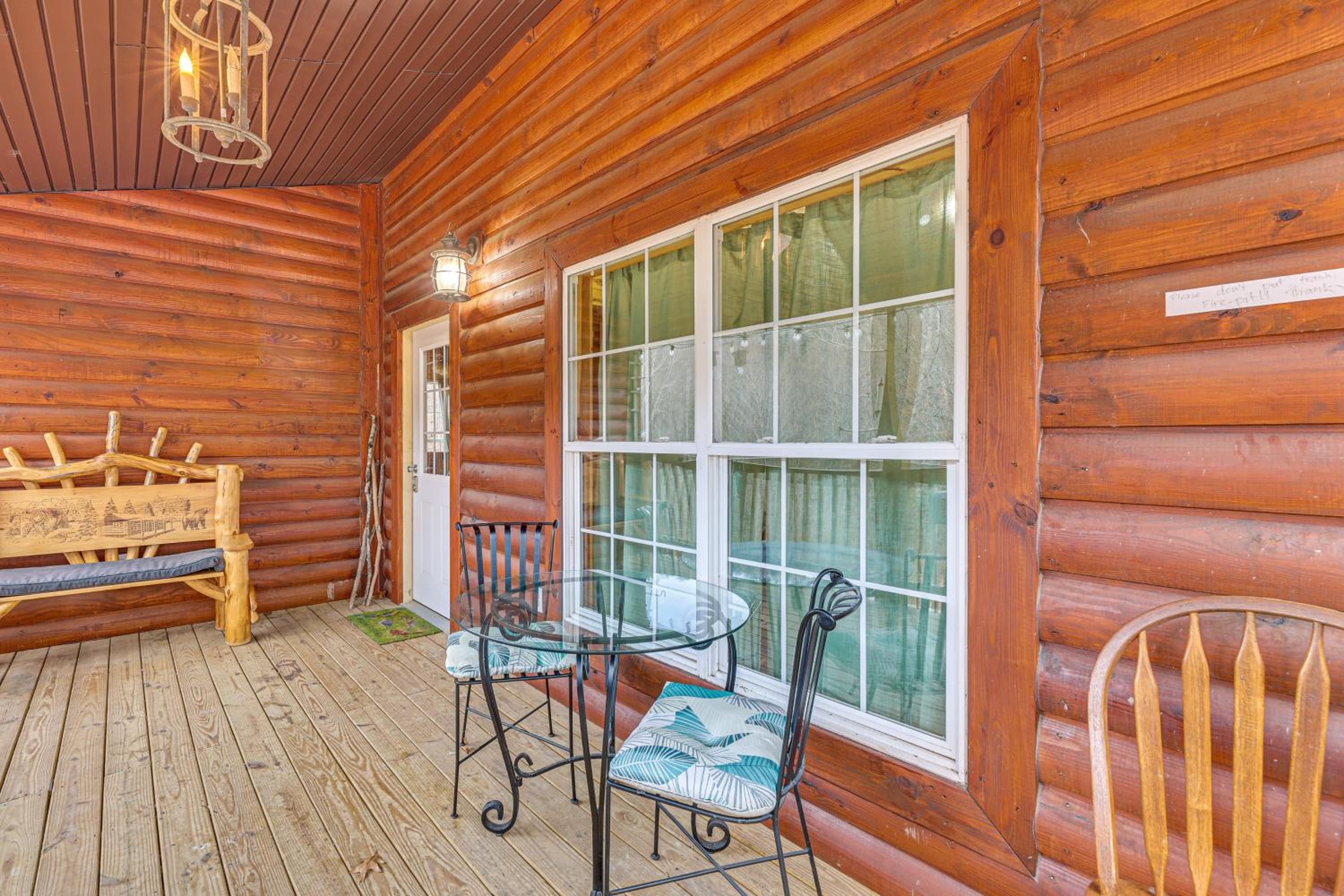 Greenbrier River On-Site! Modern-Rustic Log Cabin