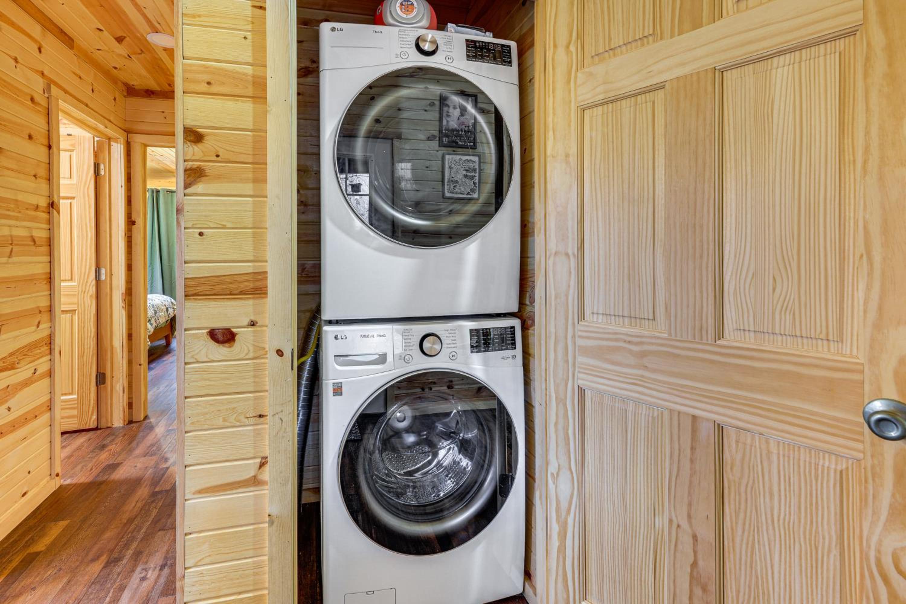 Greenbrier River On-Site! Modern-Rustic Log Cabin