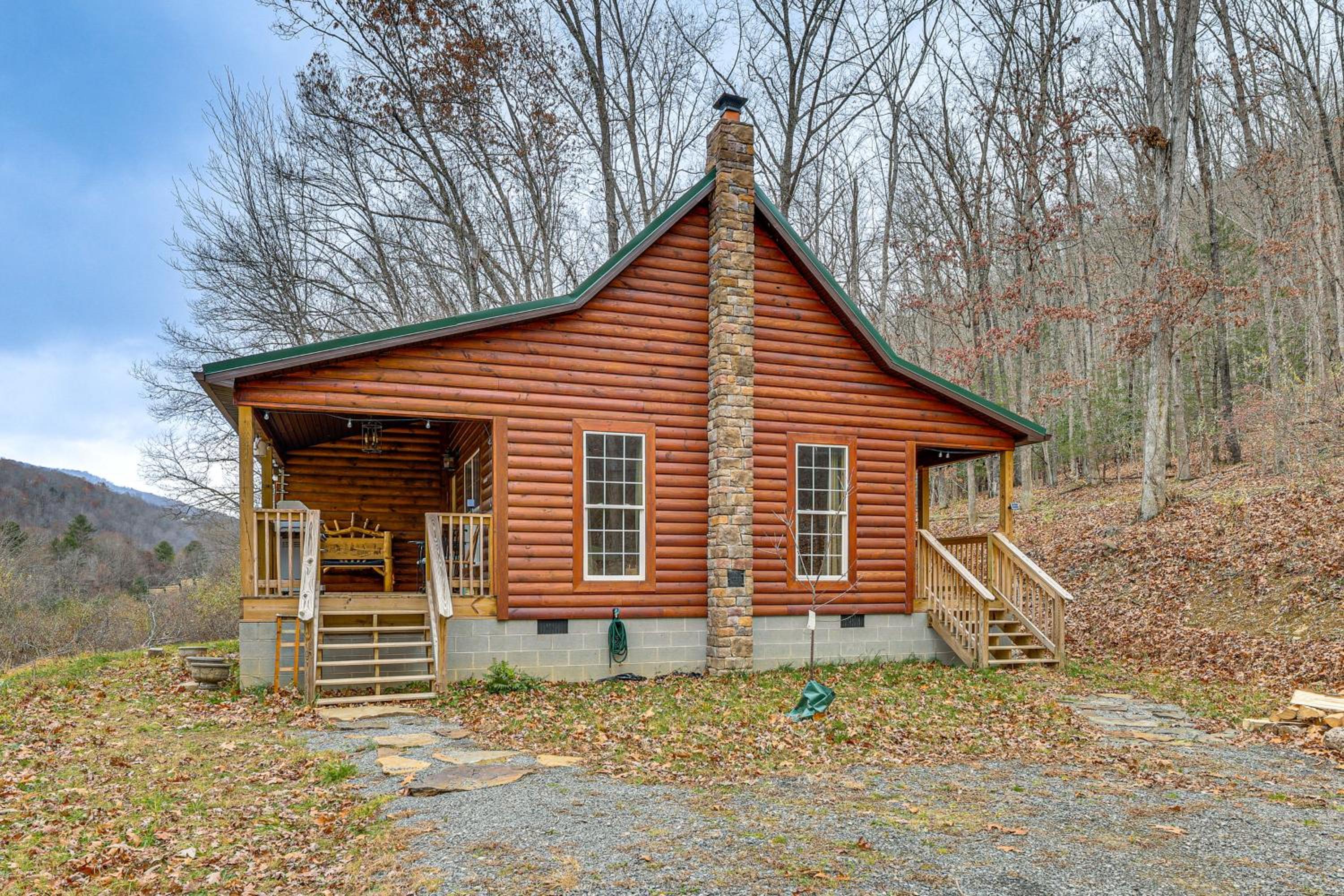Greenbrier River On-Site! Modern-Rustic Log Cabin