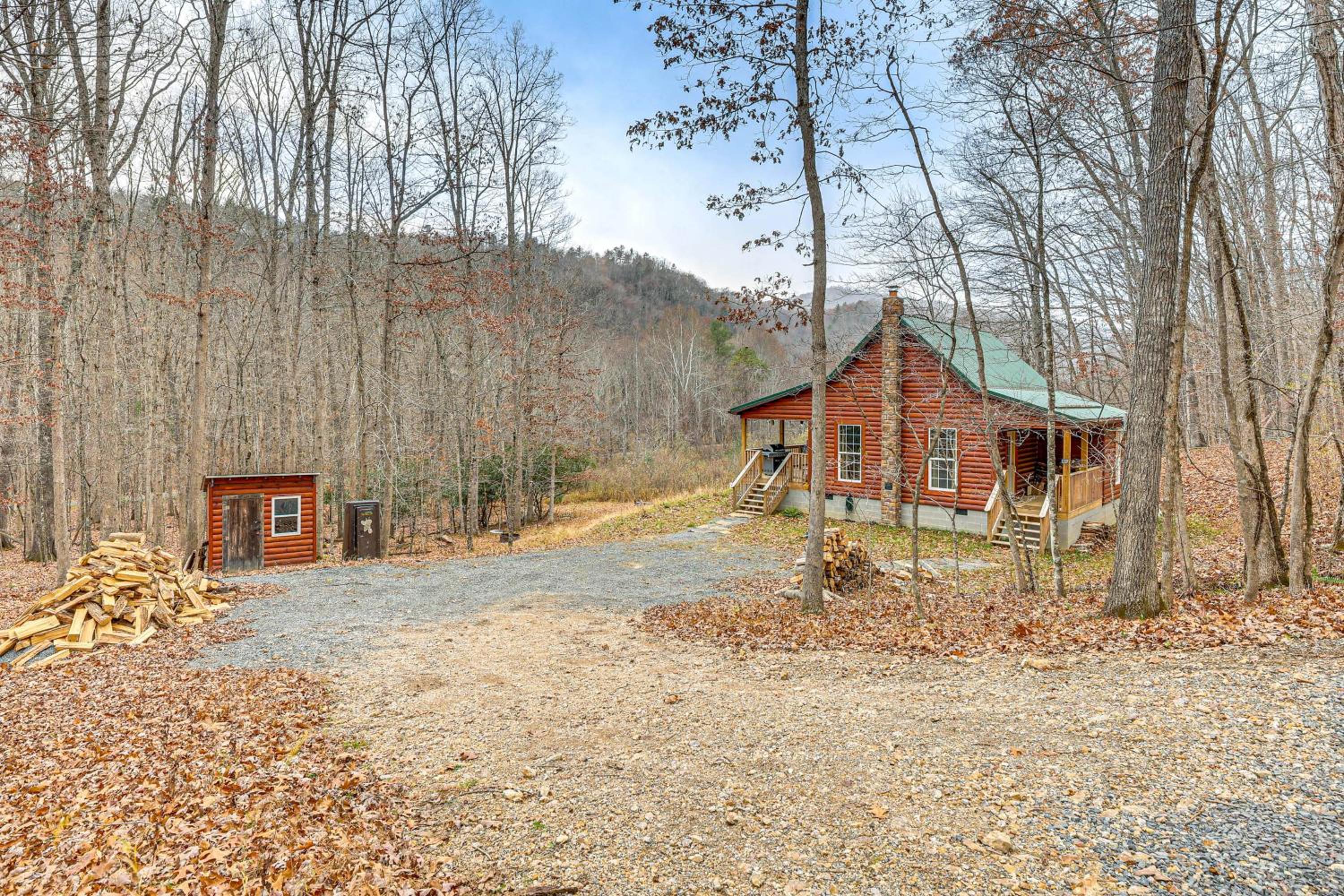 Greenbrier River On-Site! Modern-Rustic Log Cabin