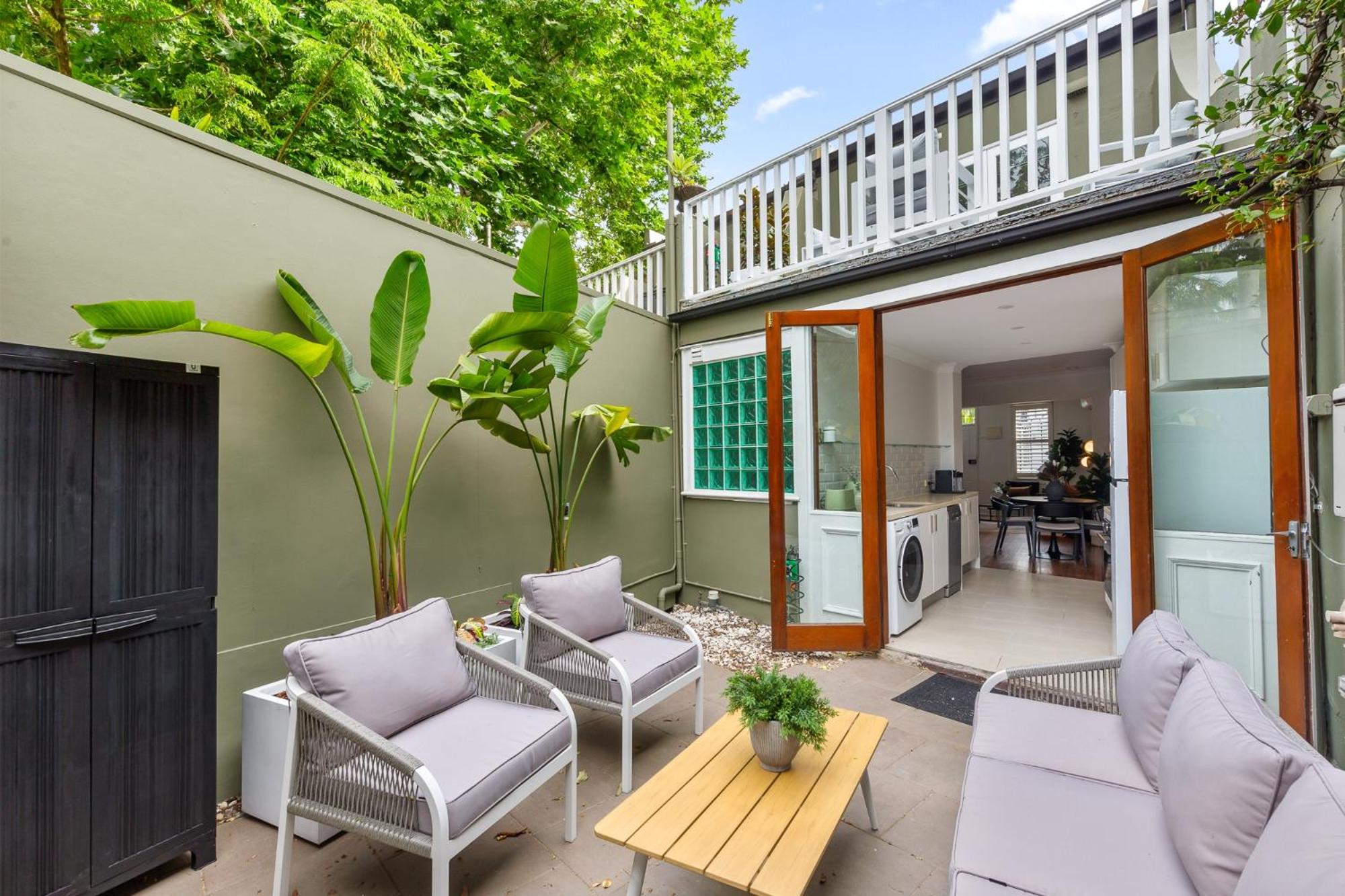 Stylish 2-Bed Surry Hills Terrace with Courtyard, Balcony & BBQ