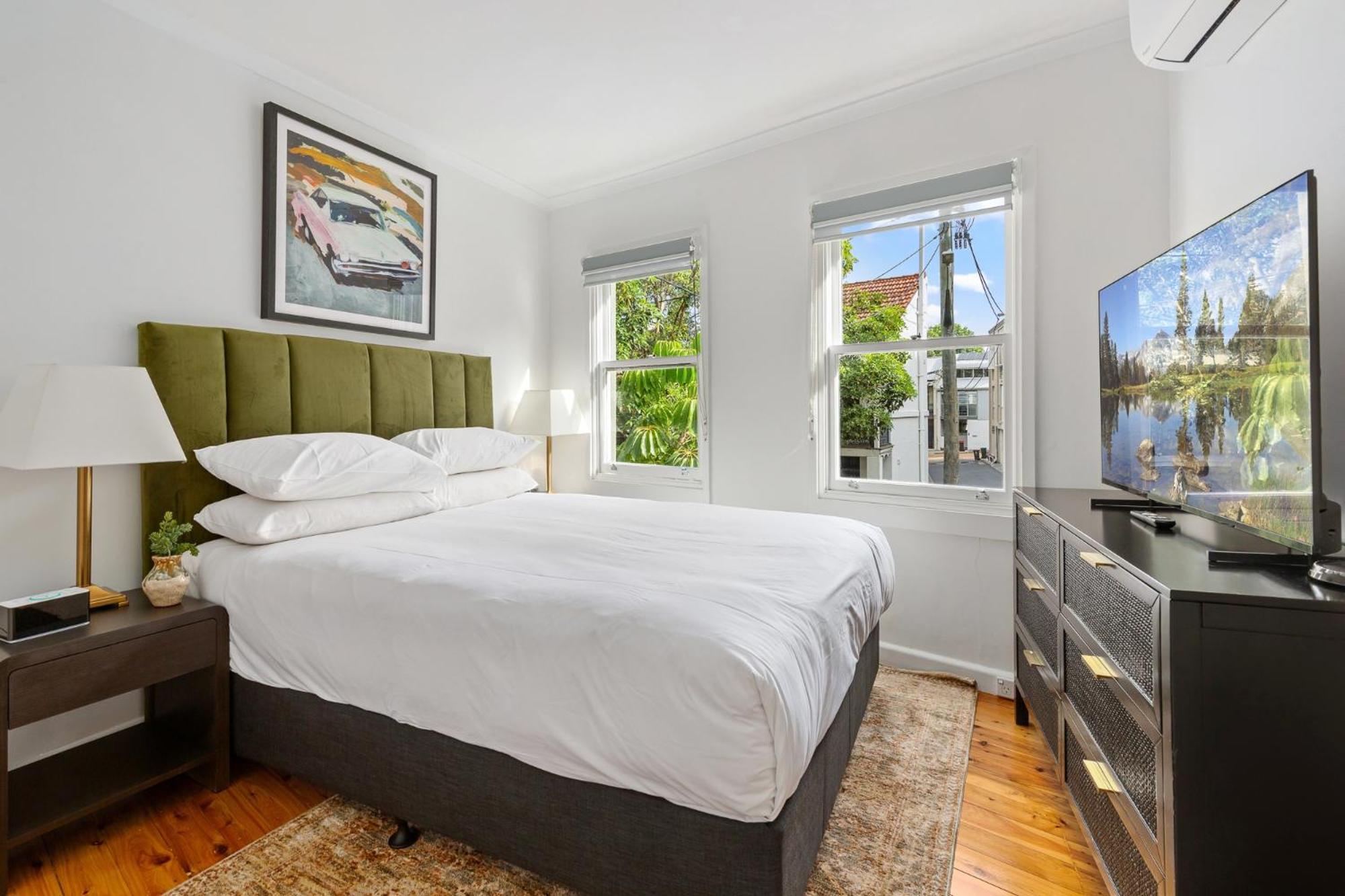 Stylish 2-Bed Surry Hills Terrace with Courtyard, Balcony & BBQ