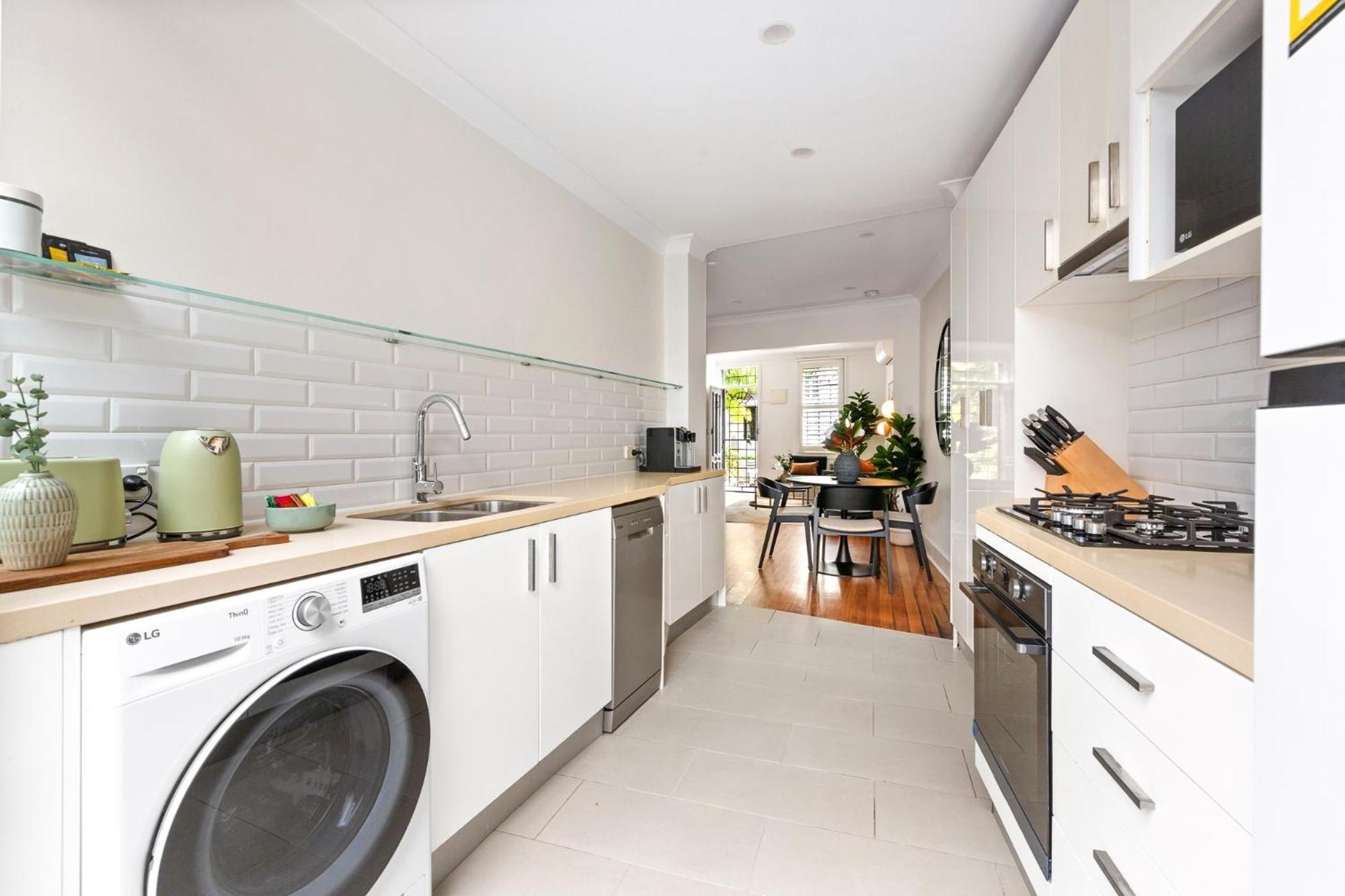 Stylish 2-Bed Surry Hills Terrace with Courtyard, Balcony & BBQ
