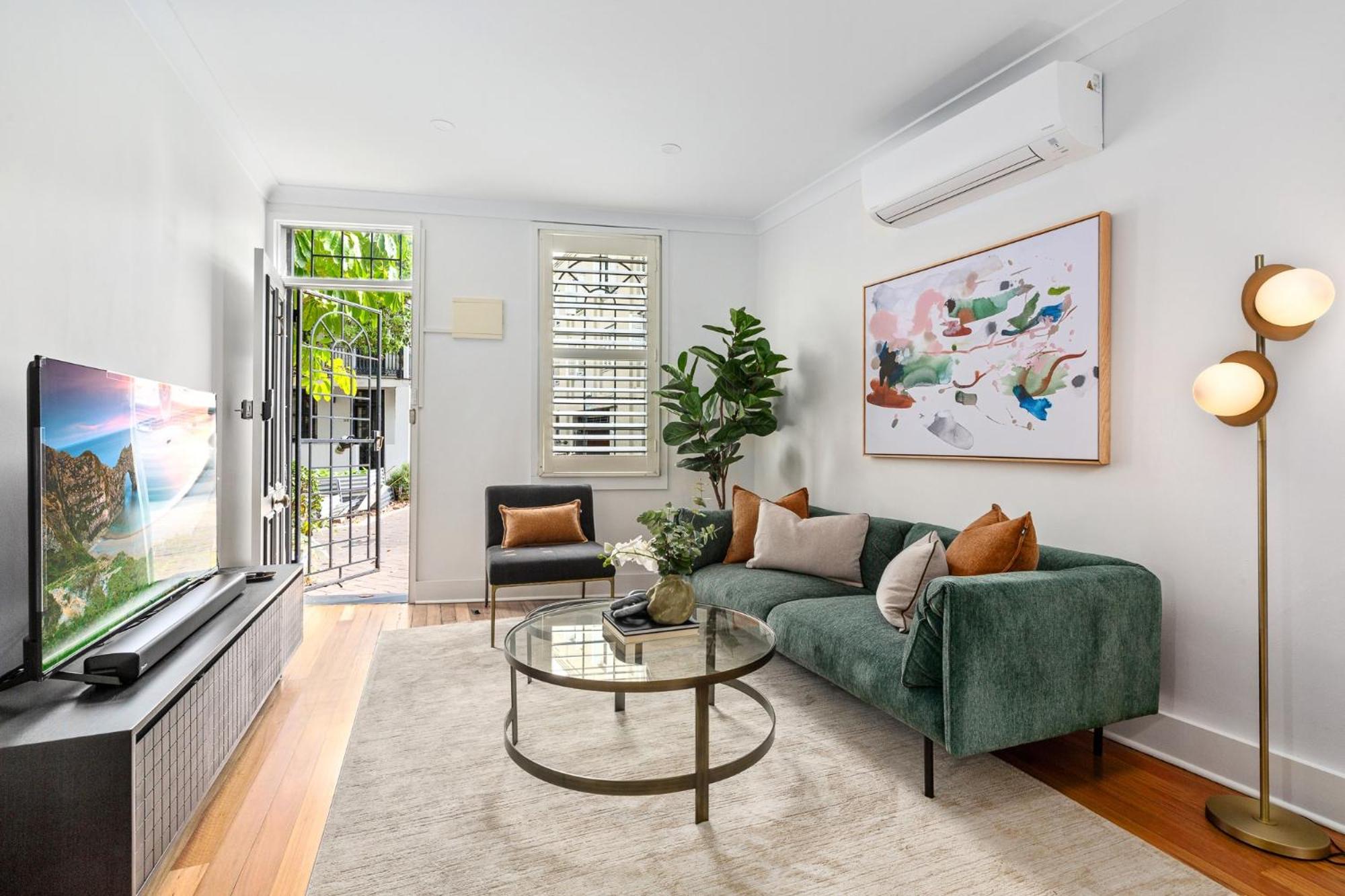 Stylish 2-Bed Surry Hills Terrace with Courtyard, Balcony & BBQ