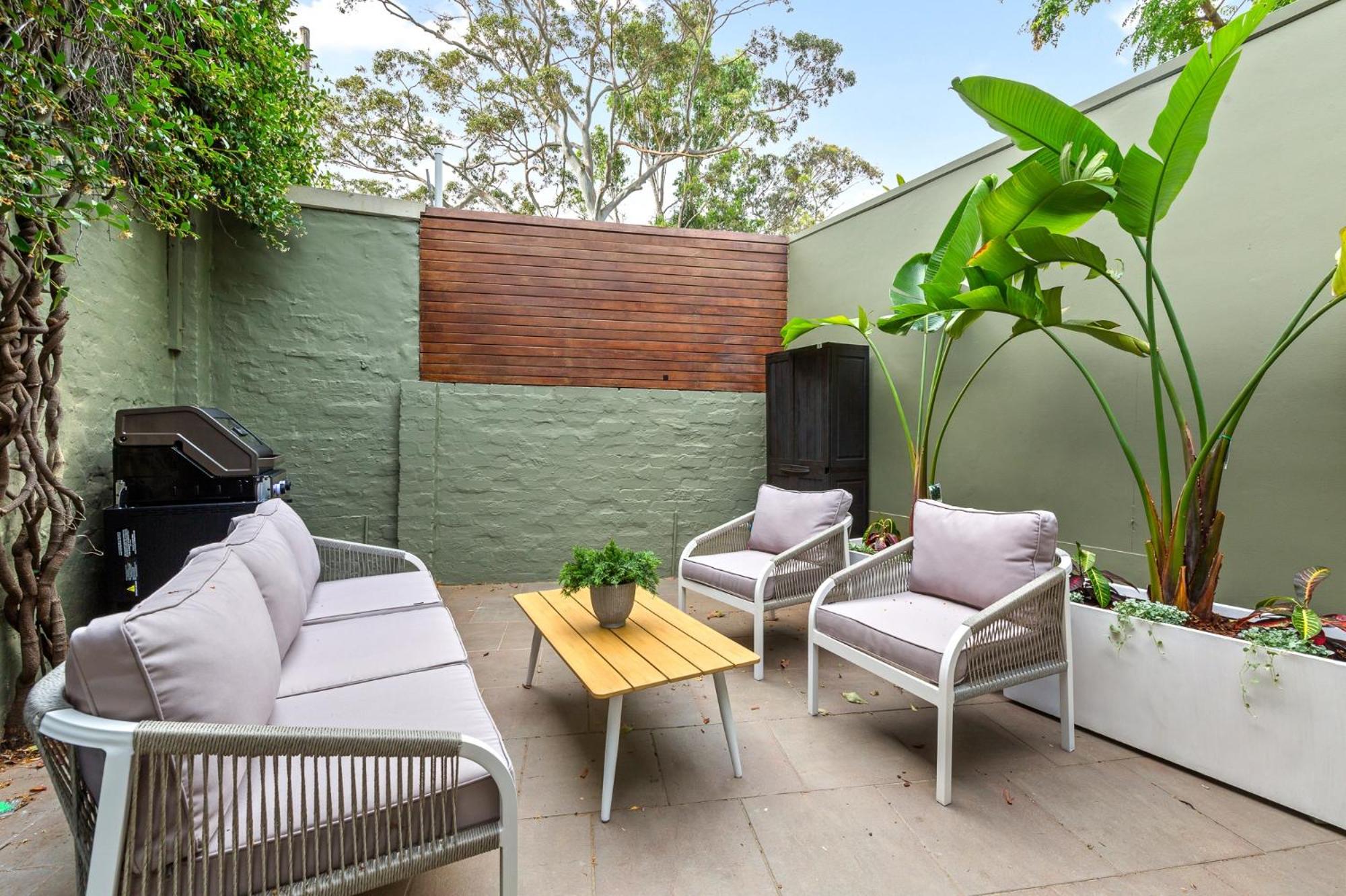 Stylish 2-Bed Surry Hills Terrace with Courtyard, Balcony & BBQ