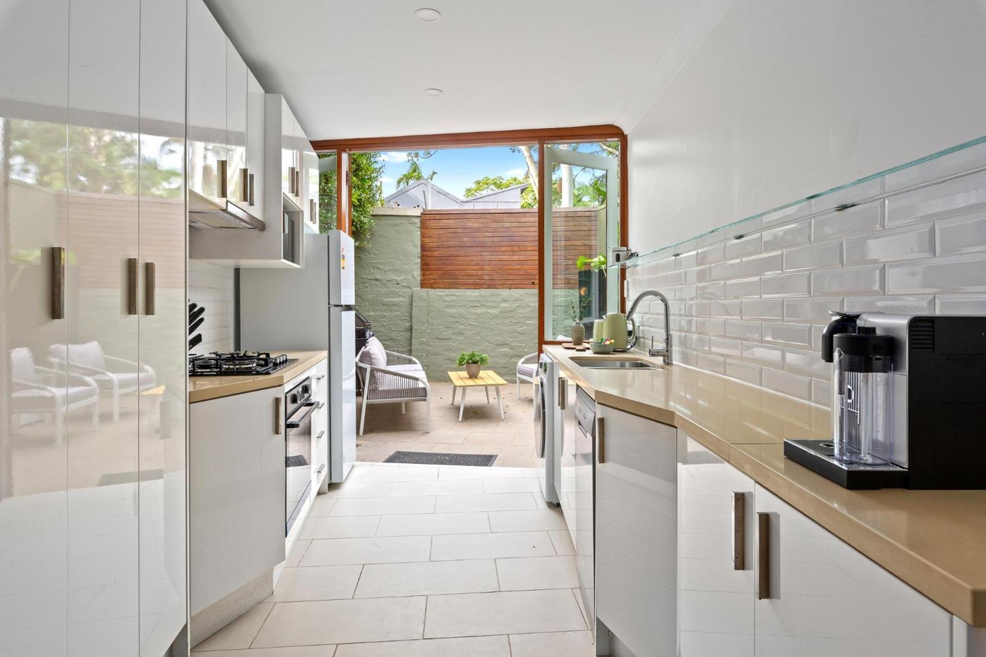 Stylish 2-Bed Surry Hills Terrace with Courtyard, Balcony & BBQ