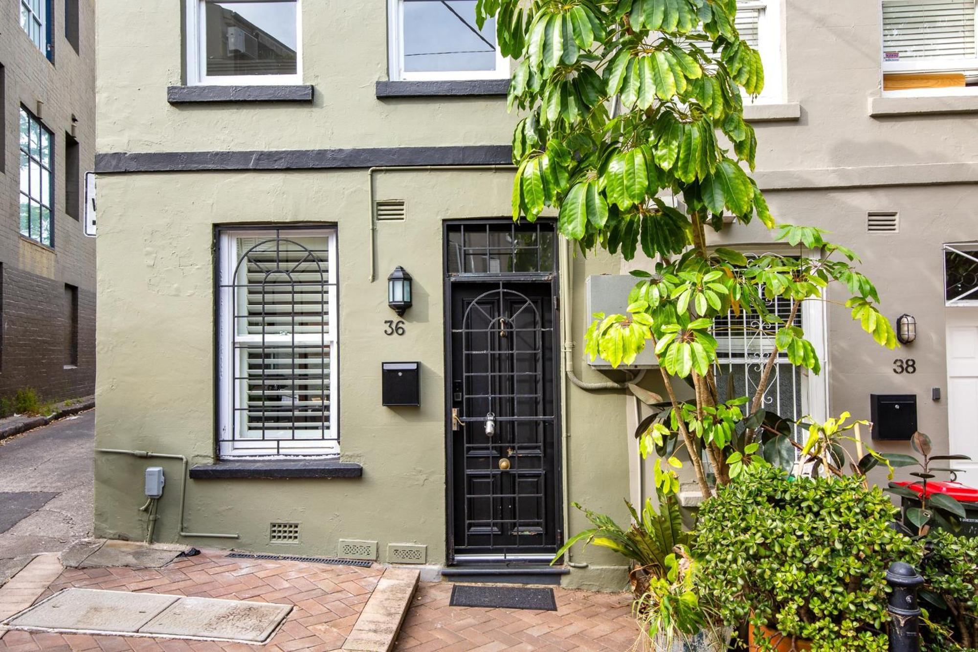 Stylish 2-Bed Surry Hills Terrace with Courtyard, Balcony & BBQ