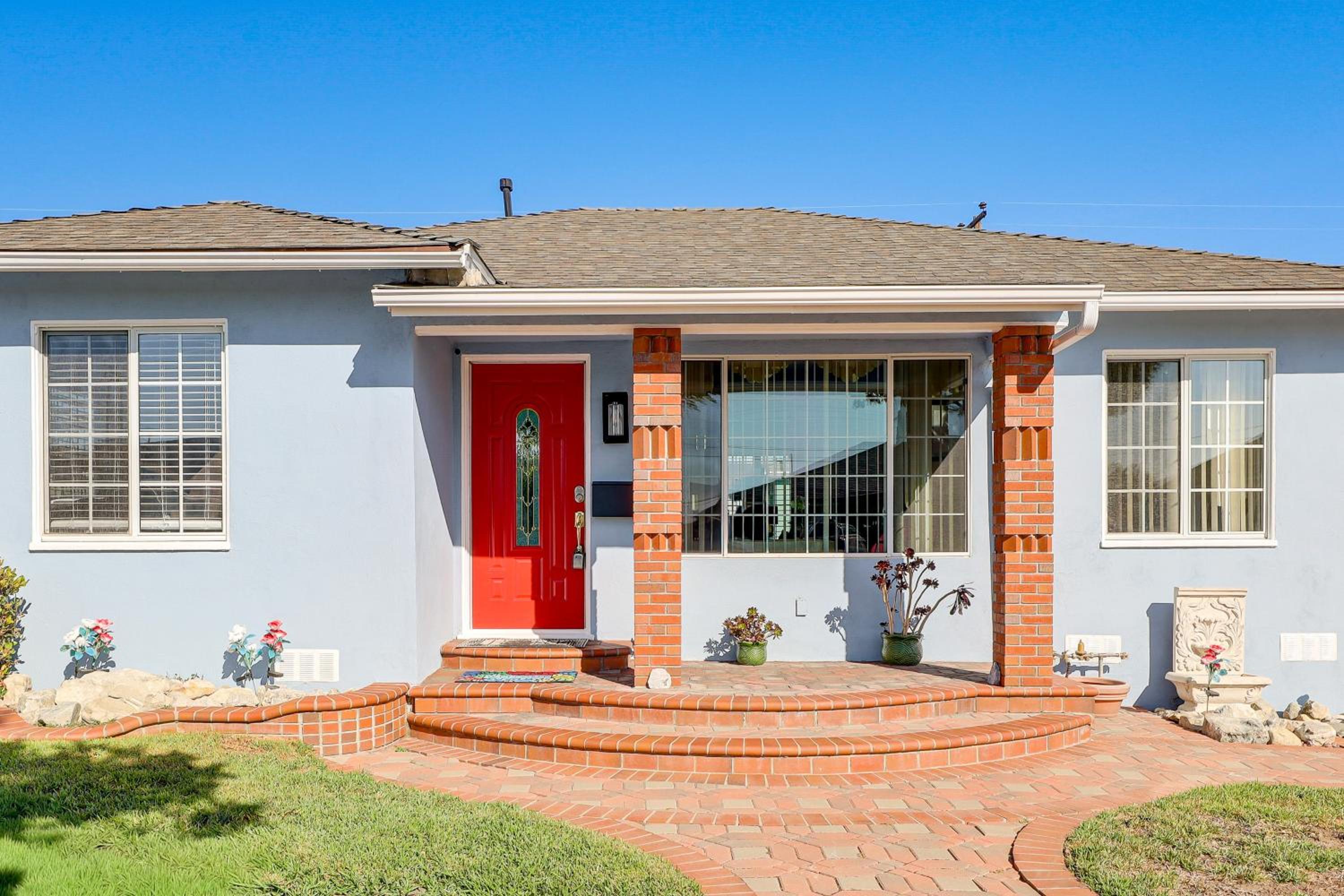 Stylish Home Near SoFi Stadium, LAX and Long Beach