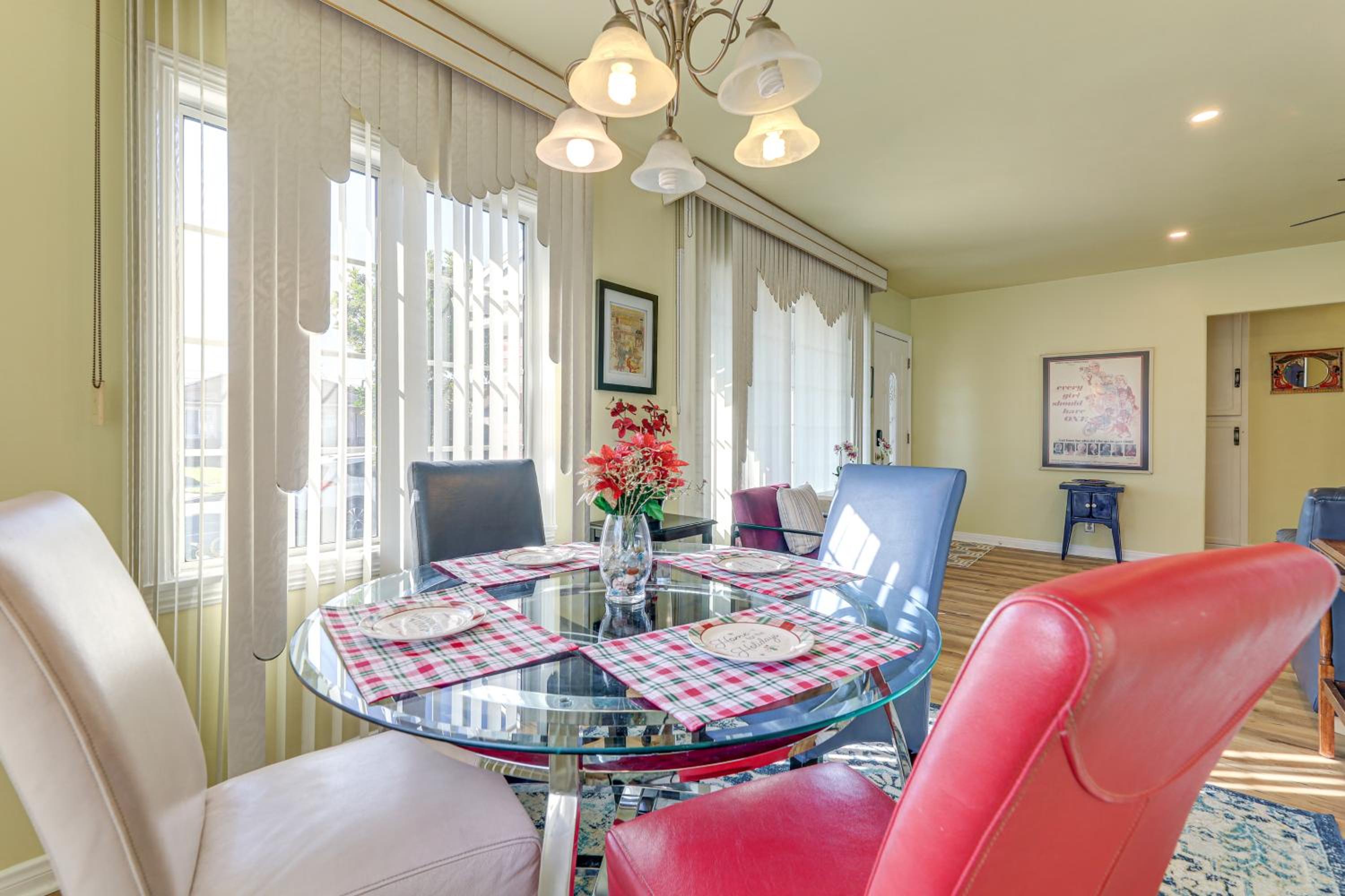 Stylish Home Near SoFi Stadium, LAX and Long Beach