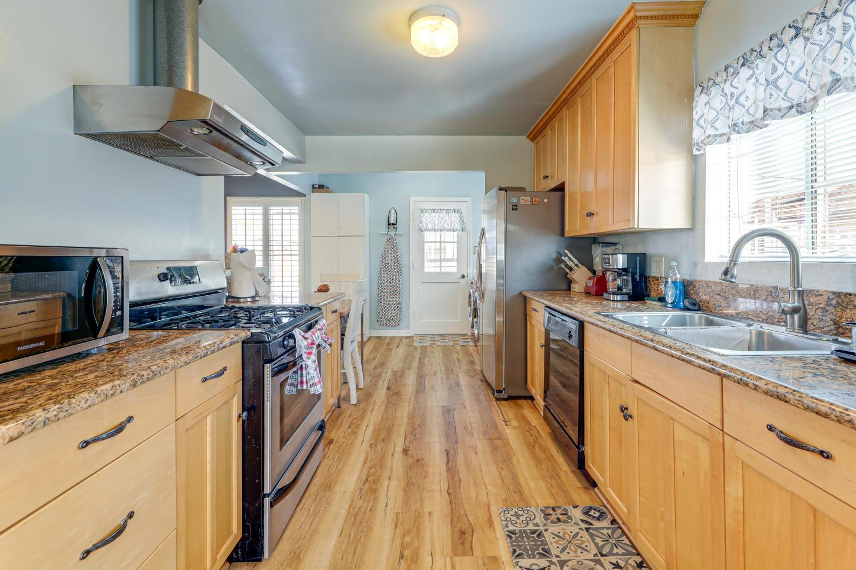 Stylish Home Near SoFi Stadium, LAX and Long Beach