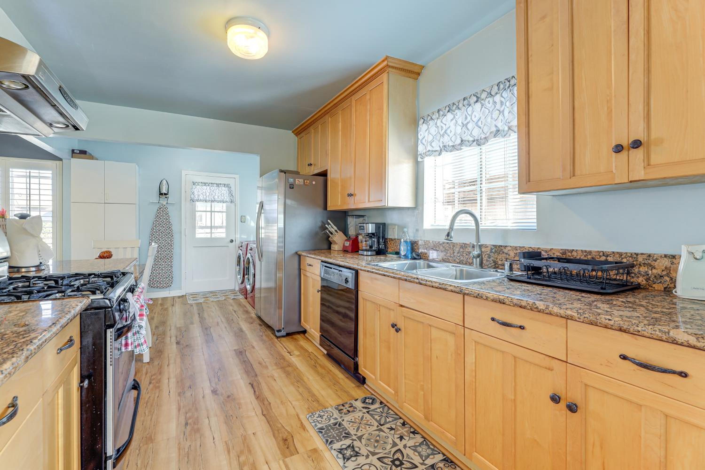 Stylish Home Near SoFi Stadium, LAX and Long Beach