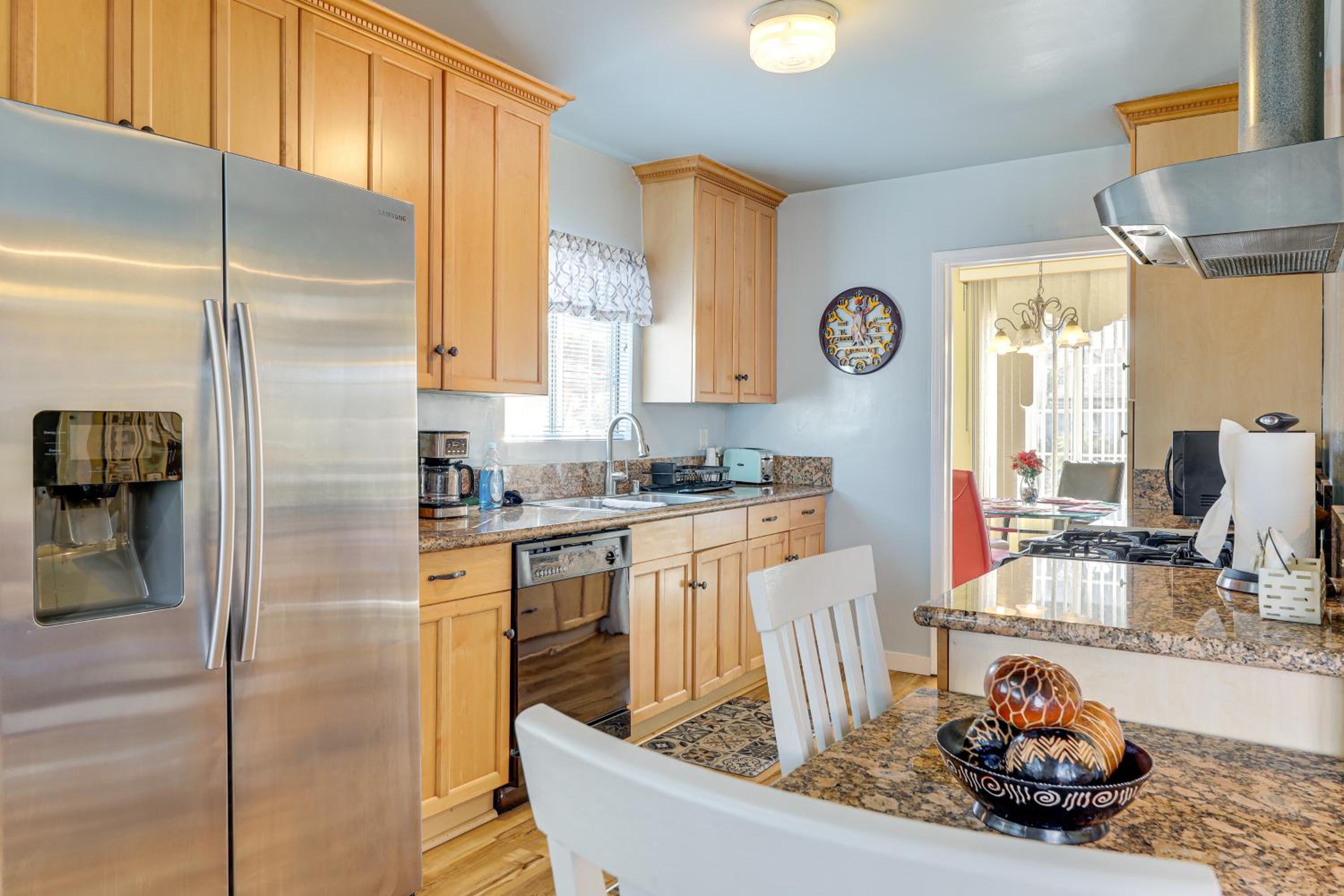 Stylish Home Near SoFi Stadium, LAX and Long Beach